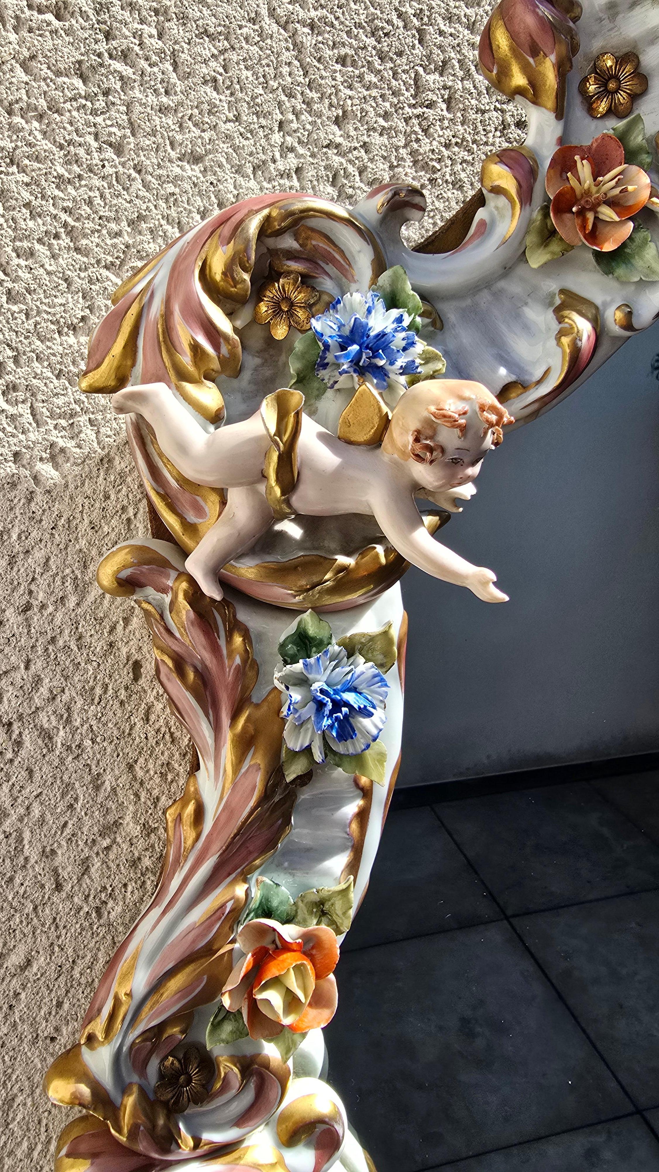 Gran espejo de porcelana italiana Capodimonte Hollywood Regency con querubines en venta 2