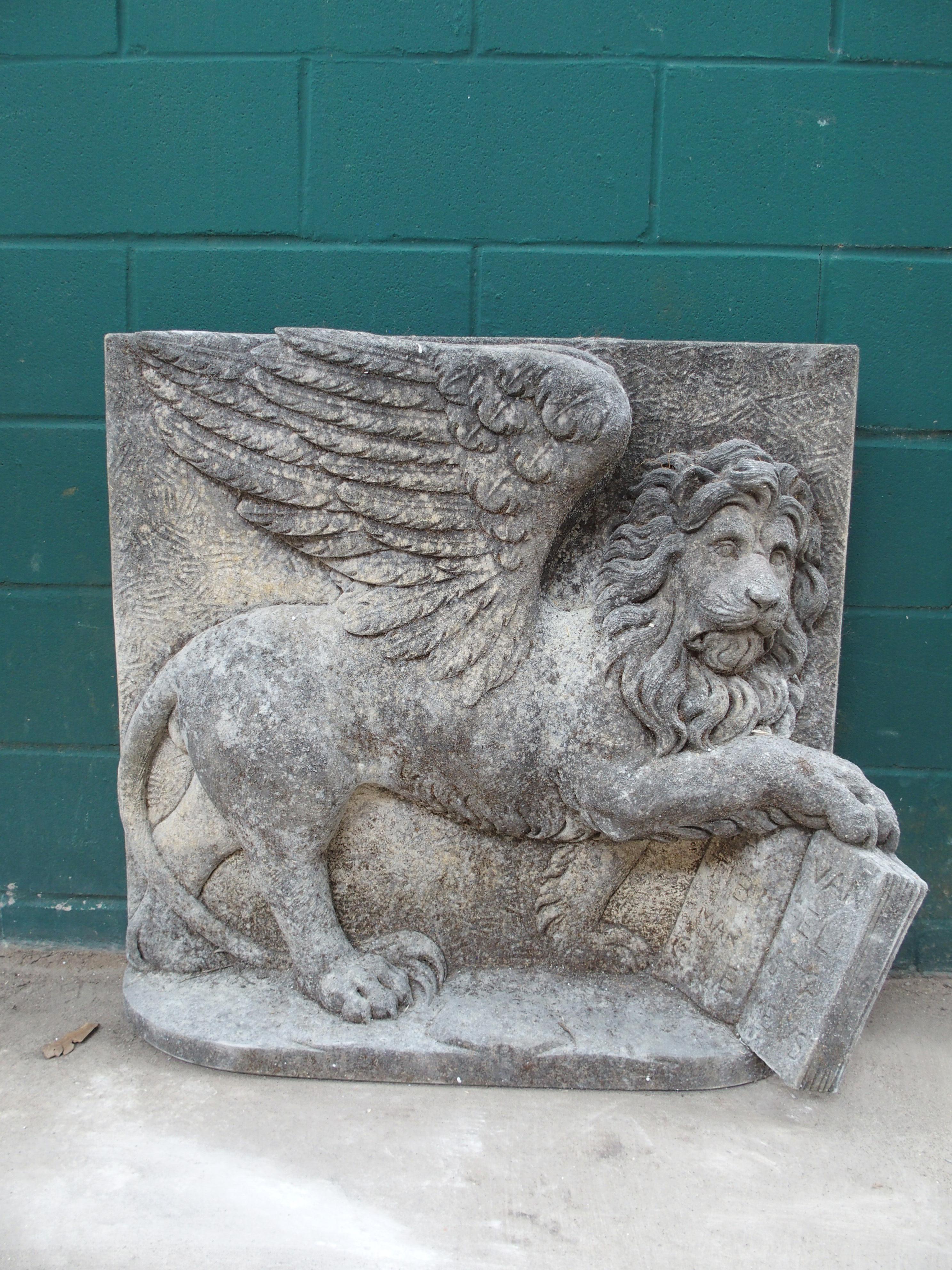 Sculpté à la main Grand relief italien en pierre sculptée représentant le lion de la place Saint-Marc en vente