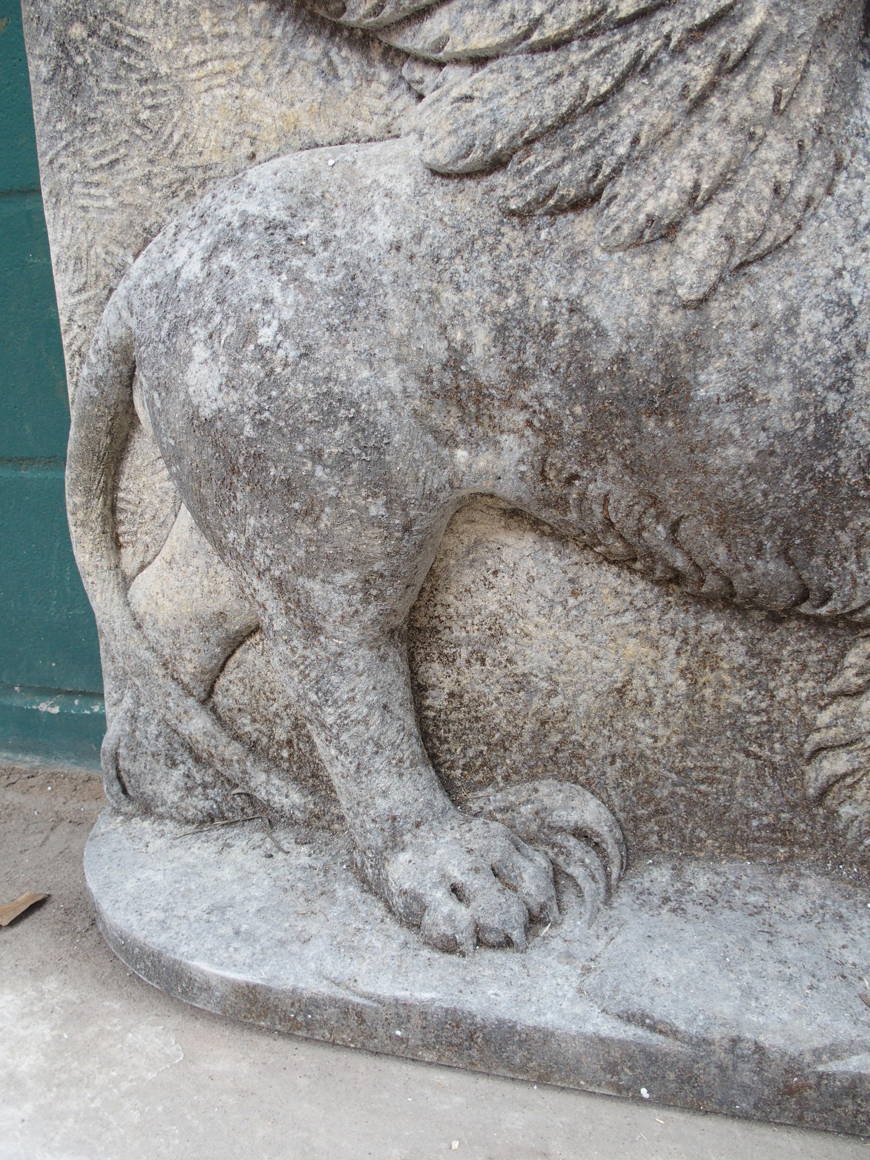 Pierre Grand relief italien en pierre sculptée représentant le lion de la place Saint-Marc en vente