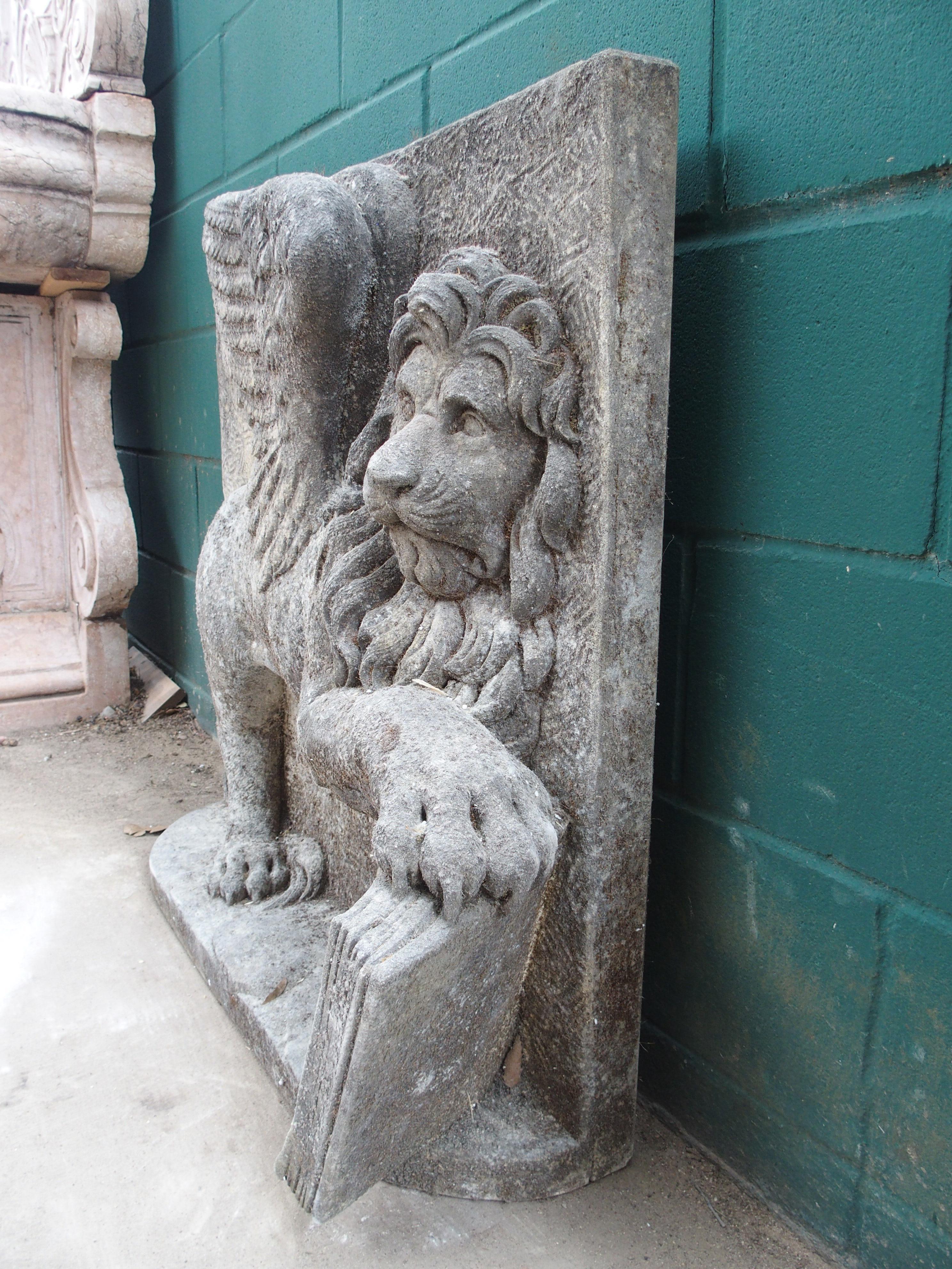 Grand relief italien en pierre sculptée représentant le lion de la place Saint-Marc en vente 2