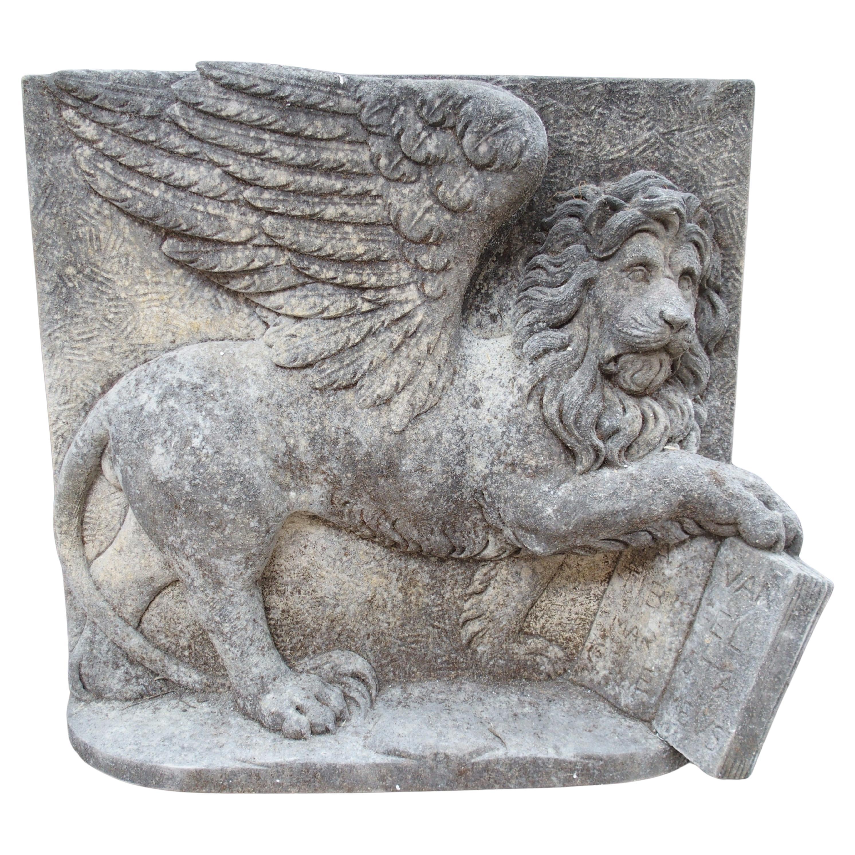 Grand relief italien en pierre sculptée représentant le lion de la place Saint-Marc en vente