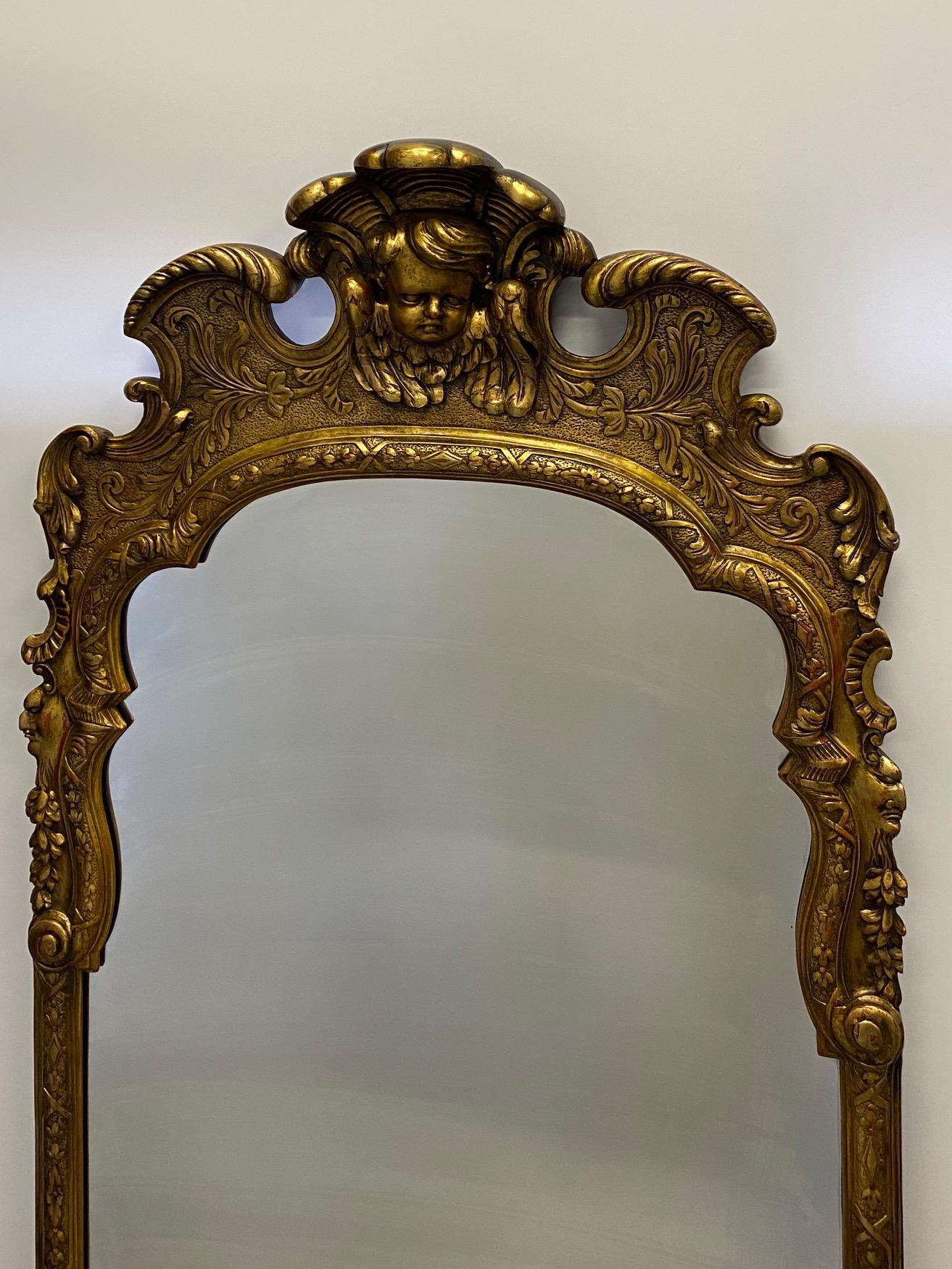 Grand miroir italien sculpté vénitien en noyer doré Bon état - En vente à Hopewell, NJ