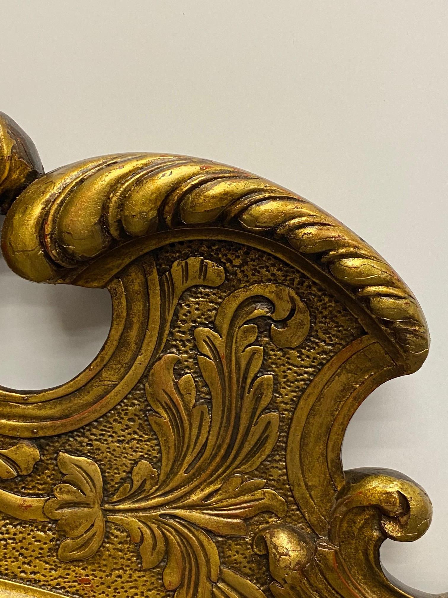 Grand miroir italien sculpté vénitien en noyer doré en vente 3
