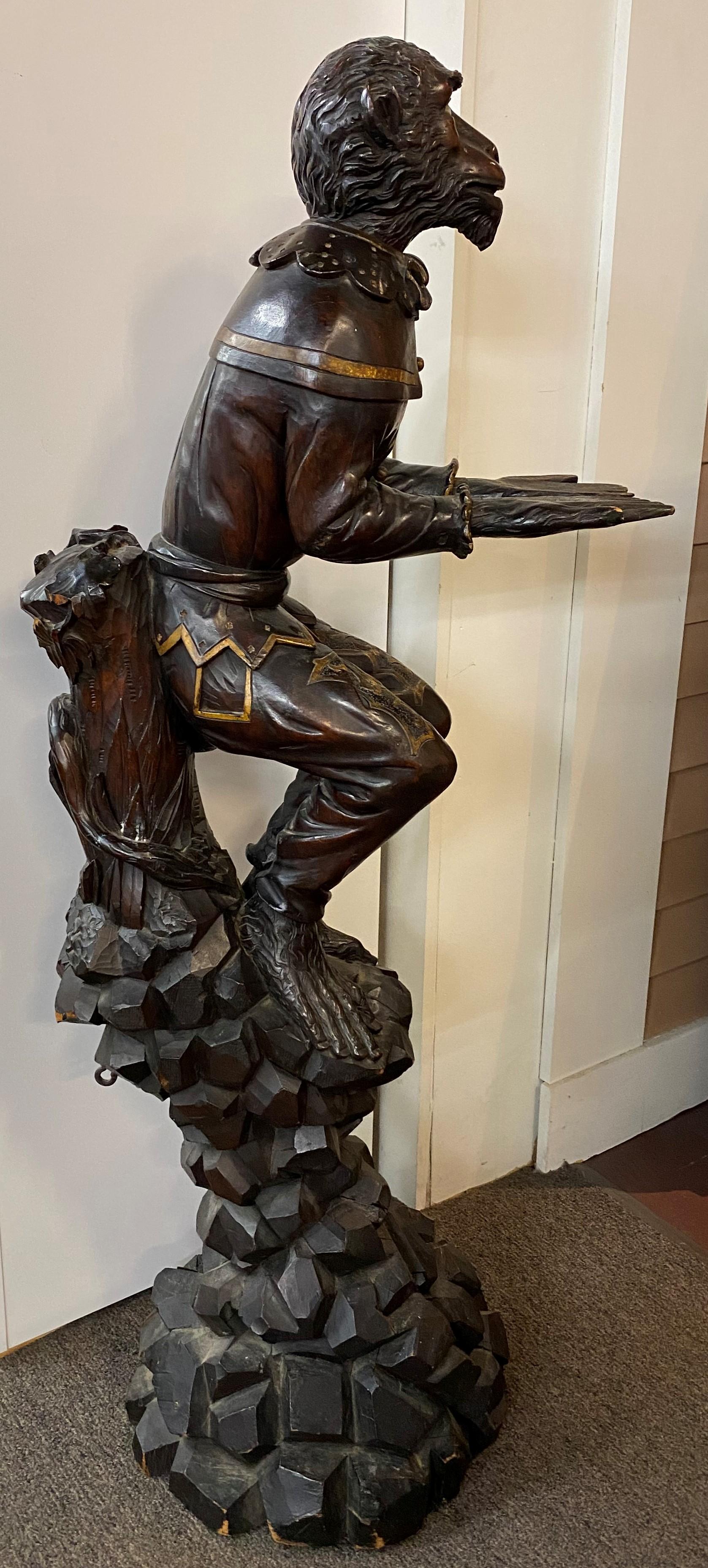 Sculpté à la main Grande figurine italienne de service en bois sculpté représentant un singe avec une provenance familiale cabot en vente