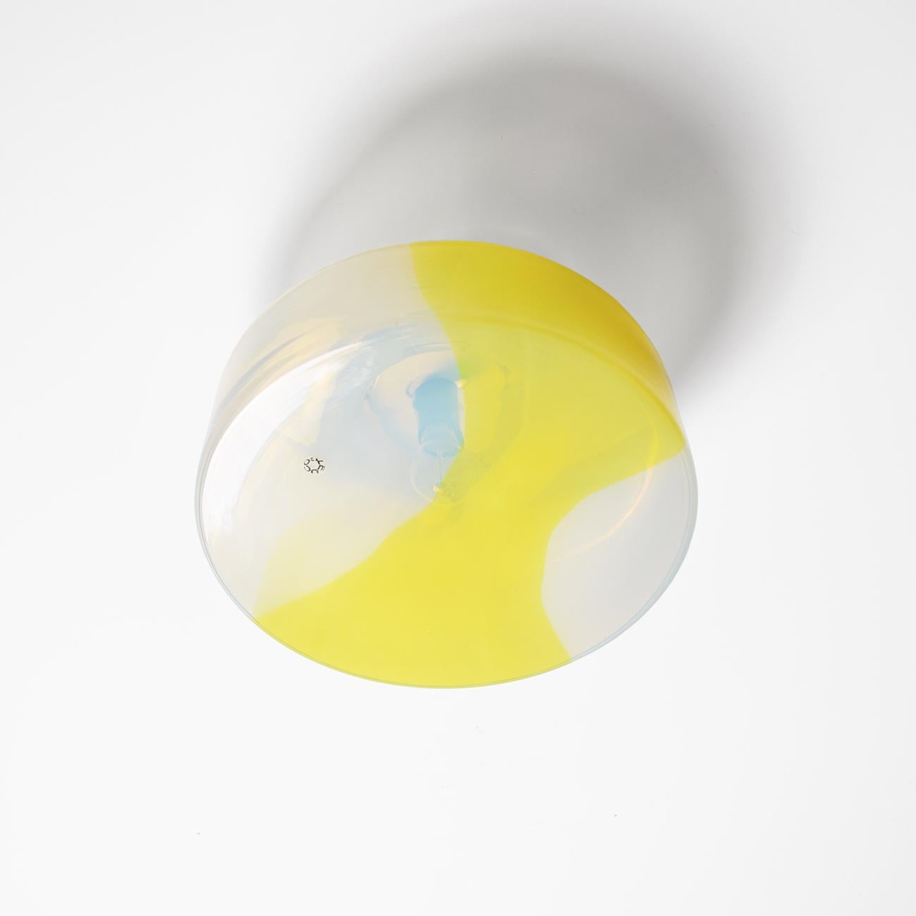 Bellissima montatura da incasso di grandi dimensioni e rara, che vanta un grande diffusore circolare in vetro di Murano soffiato a mano con una bellissima ondulazione in vetro giallo brillante.

Questo è un pezzo assolutamente straordinario di