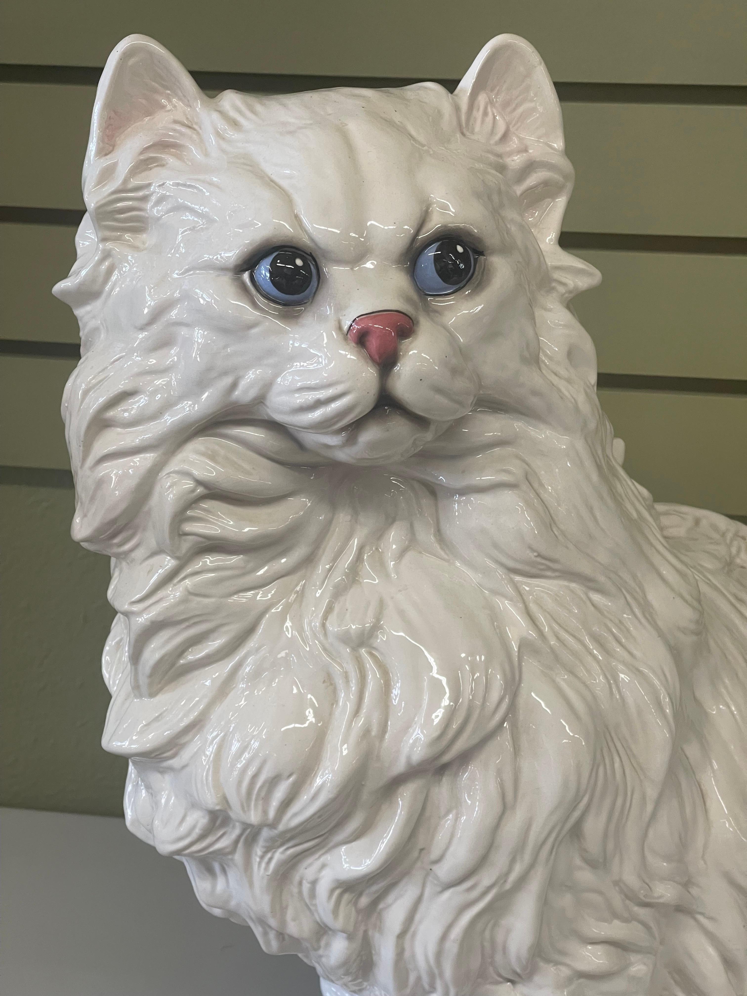 Vernissé Grande sculpture italienne de chat en céramique en vente
