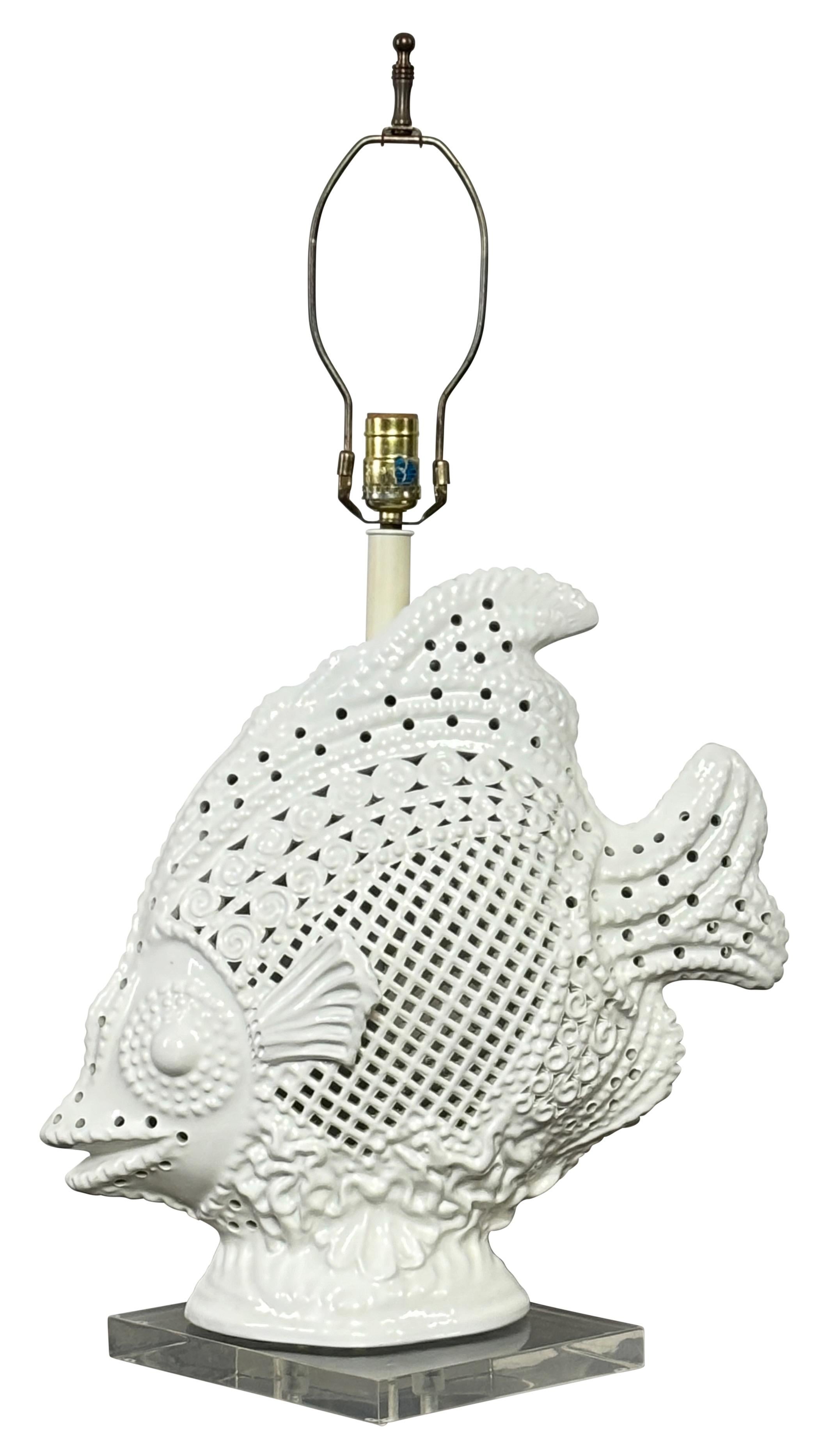 Una lampada a forma di pesce in ceramica fusa e modellata a mano di grandi dimensioni con lavorazione aperta a mano. Di ottima qualità e in ottime condizioni.
Italia, metà del XX secolo.
L'altezza della parte superiore della presa è di 22,5