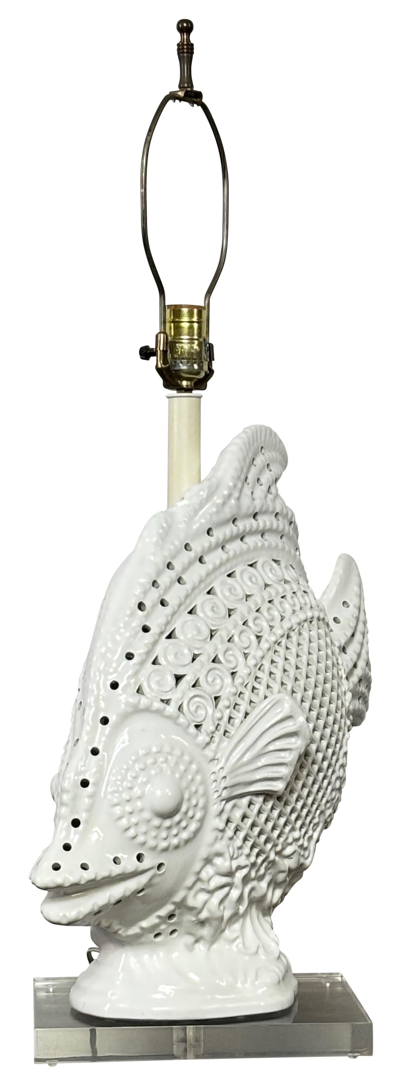 Italiano Grande lampada a forma di pesce in ceramica italiana in vendita