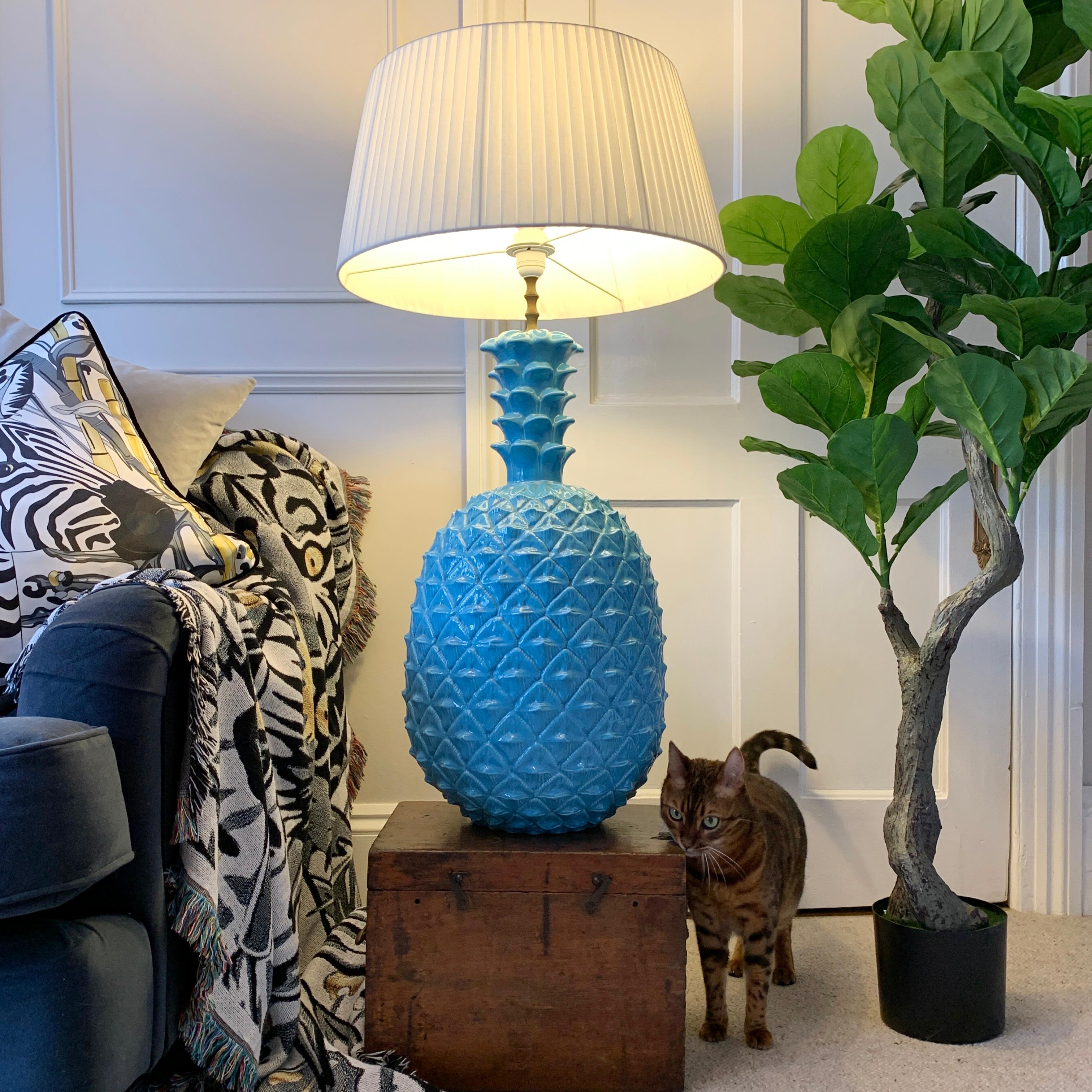 Fait main Grande lampe italienne bleue en céramique ananas, années 1960 en vente