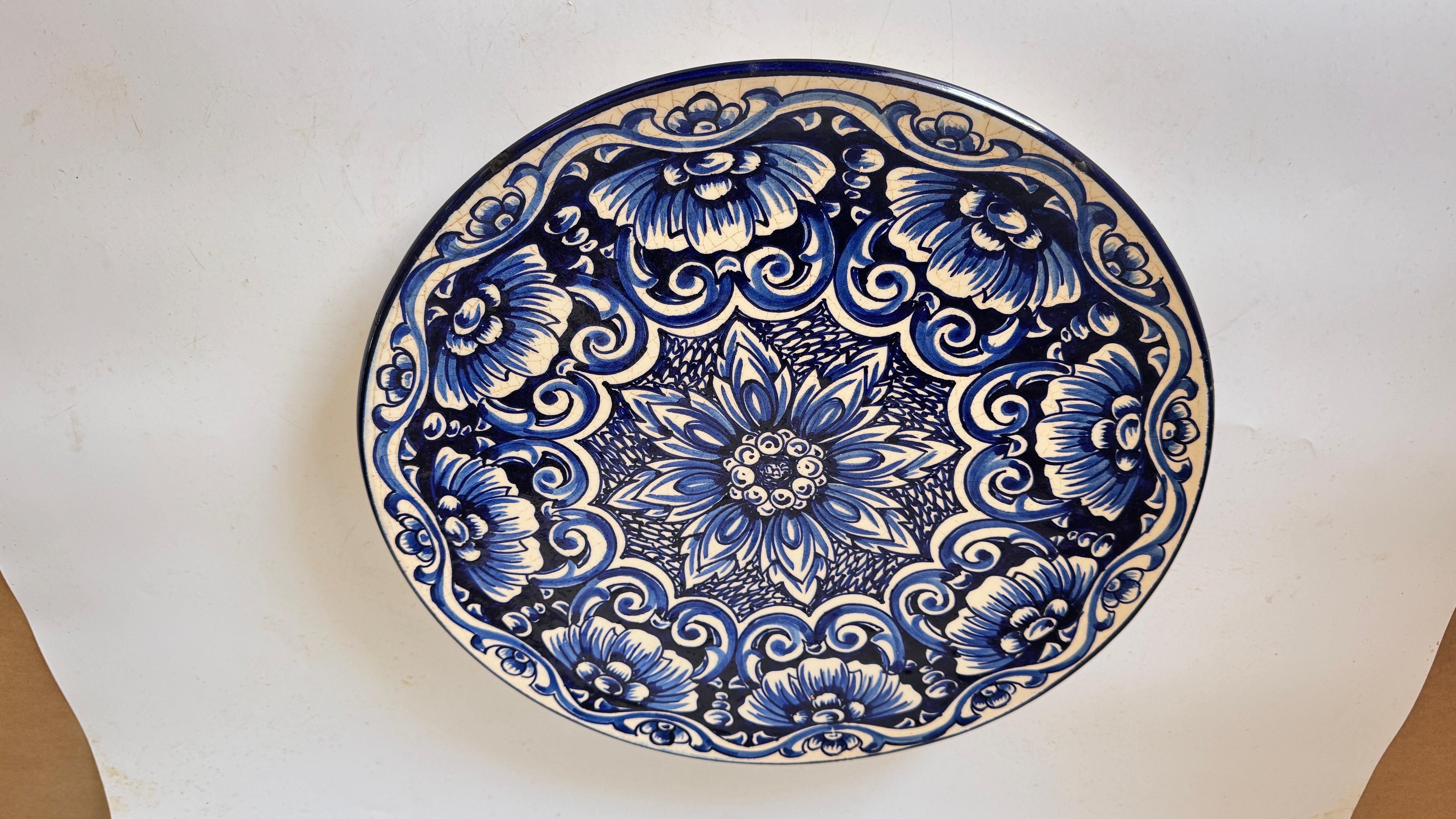 Grande piatto da portata in ceramica italiana, firmato, motivi floreali e botanici blu in vendita 2
