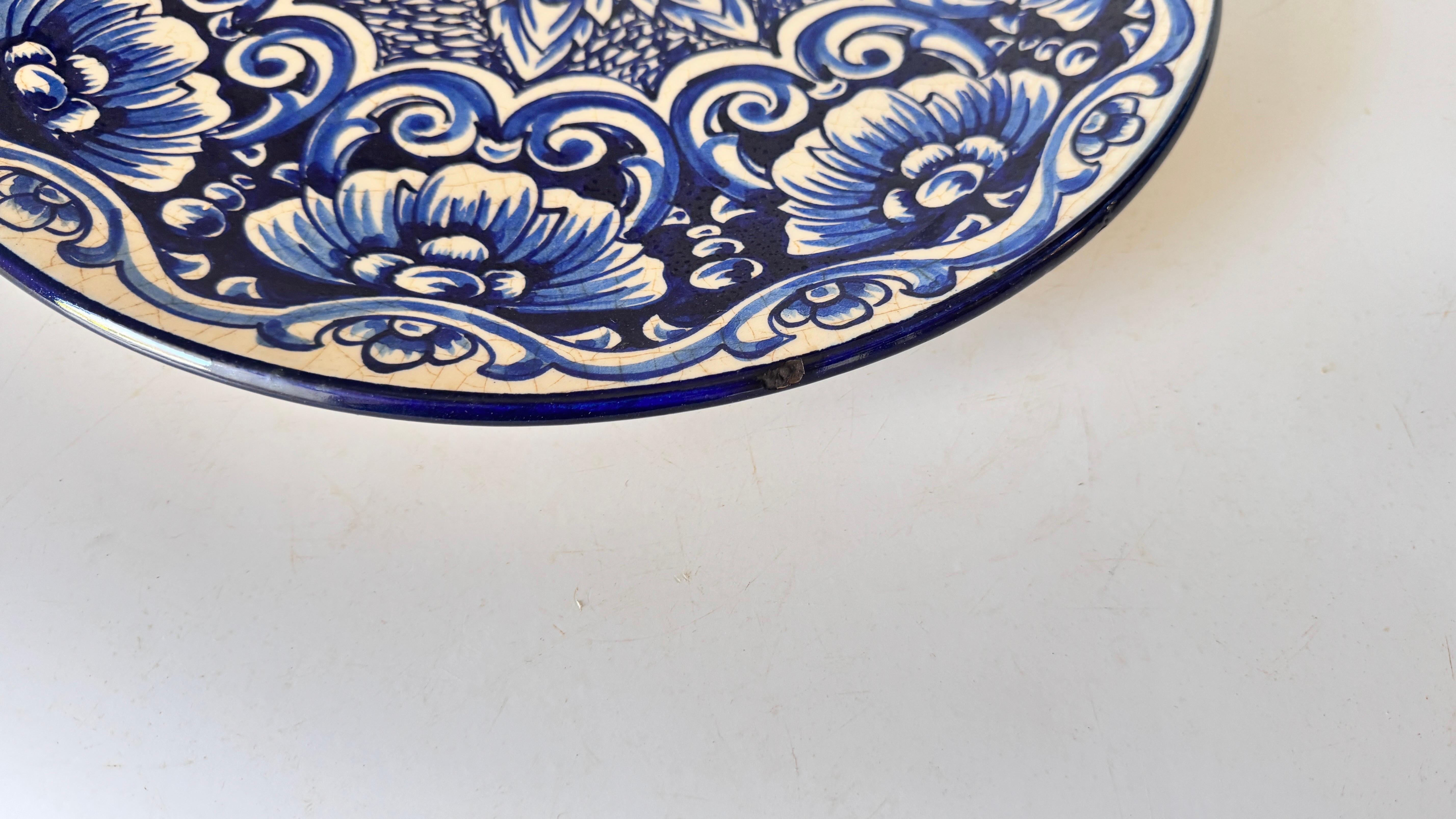 Grande piatto da portata in ceramica italiana, firmato, motivi floreali e botanici blu in vendita 5
