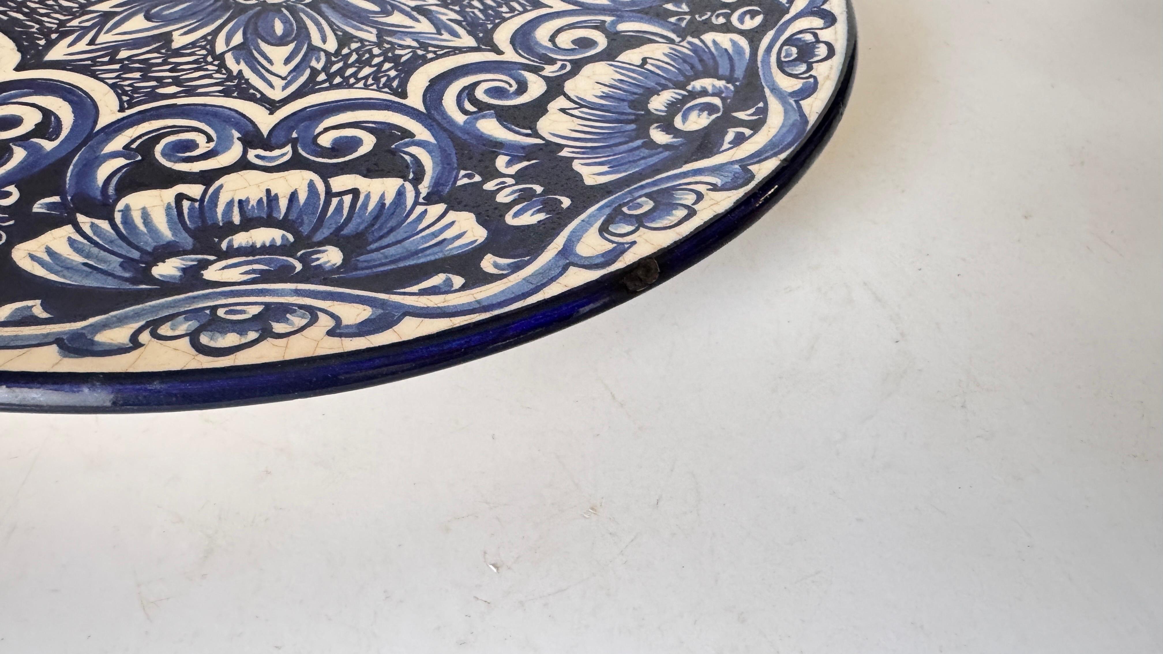 Mid-Century moderno Grande piatto da portata in ceramica italiana, firmato, motivi floreali e botanici blu in vendita