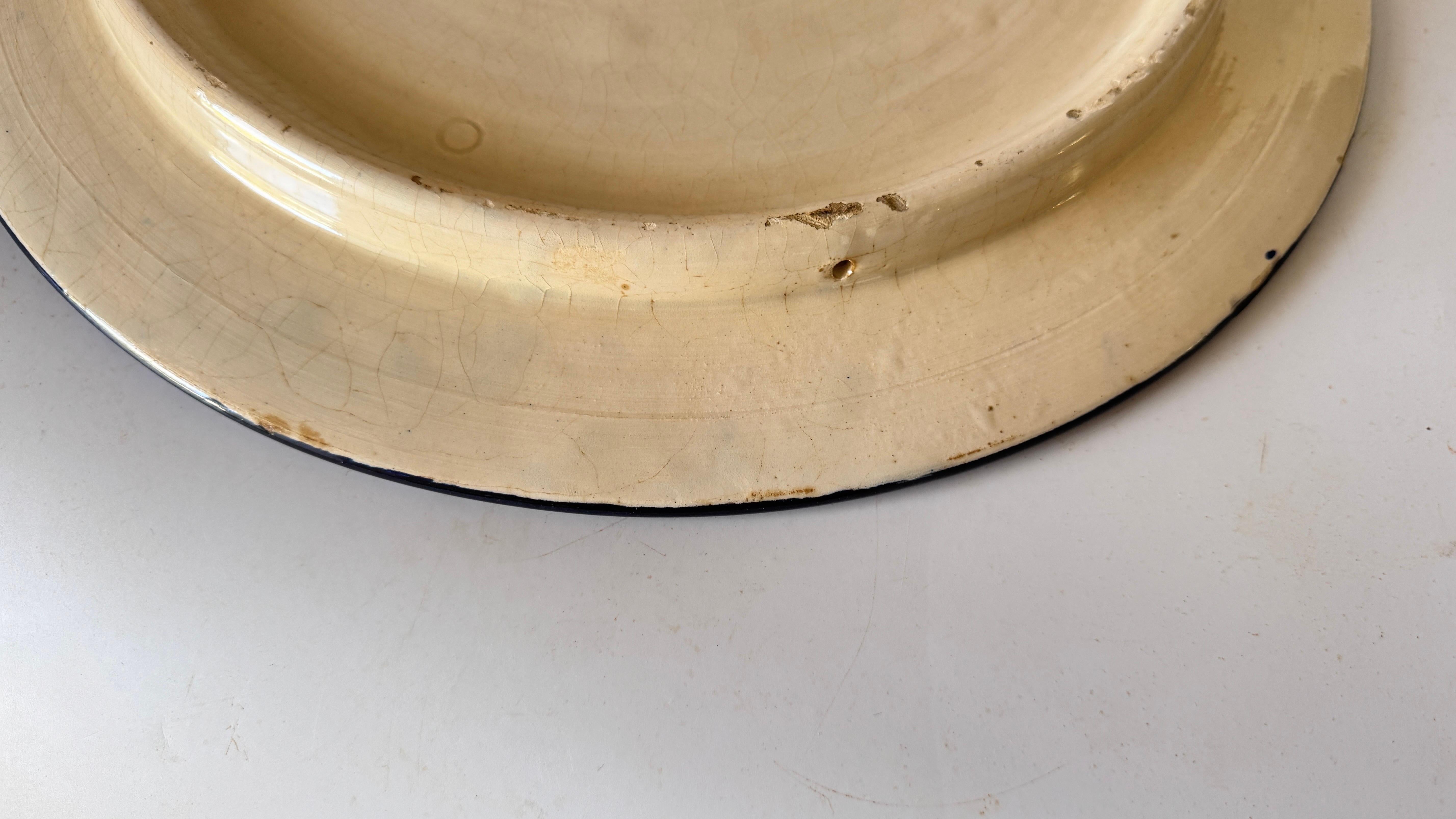 Italiano Grande piatto da portata in ceramica italiana, firmato, motivi floreali e botanici blu in vendita