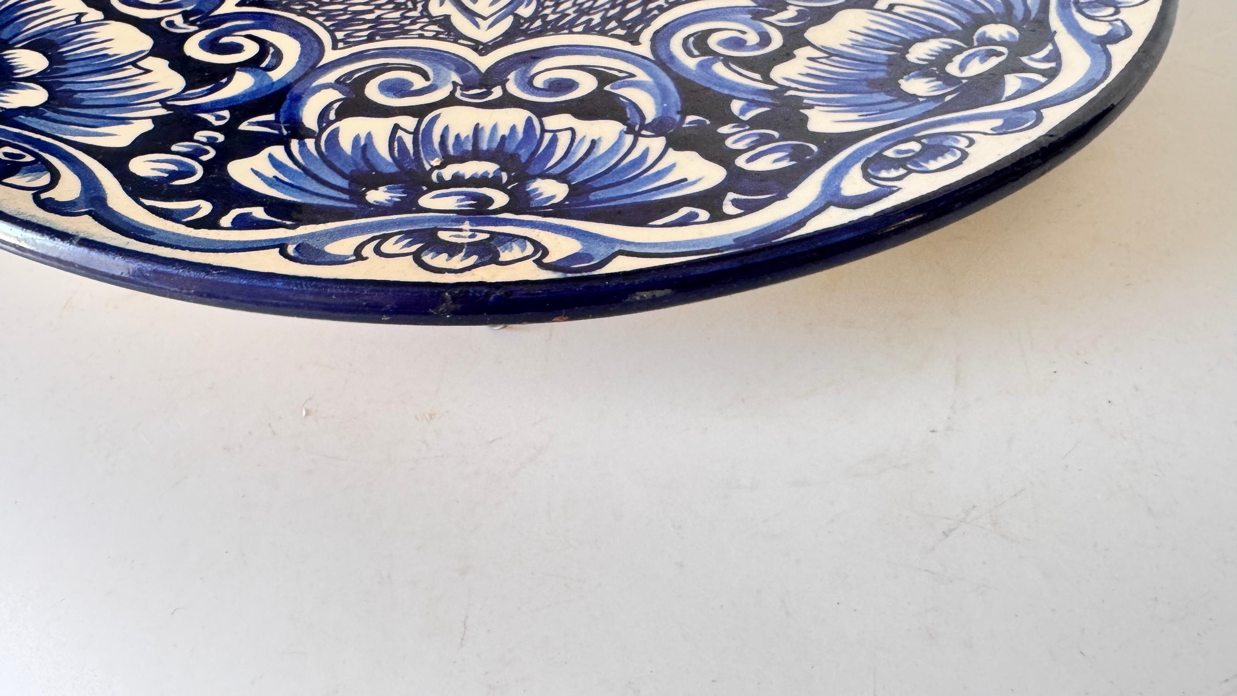 Ceramica Grande piatto da portata in ceramica italiana, firmato, motivi floreali e botanici blu in vendita