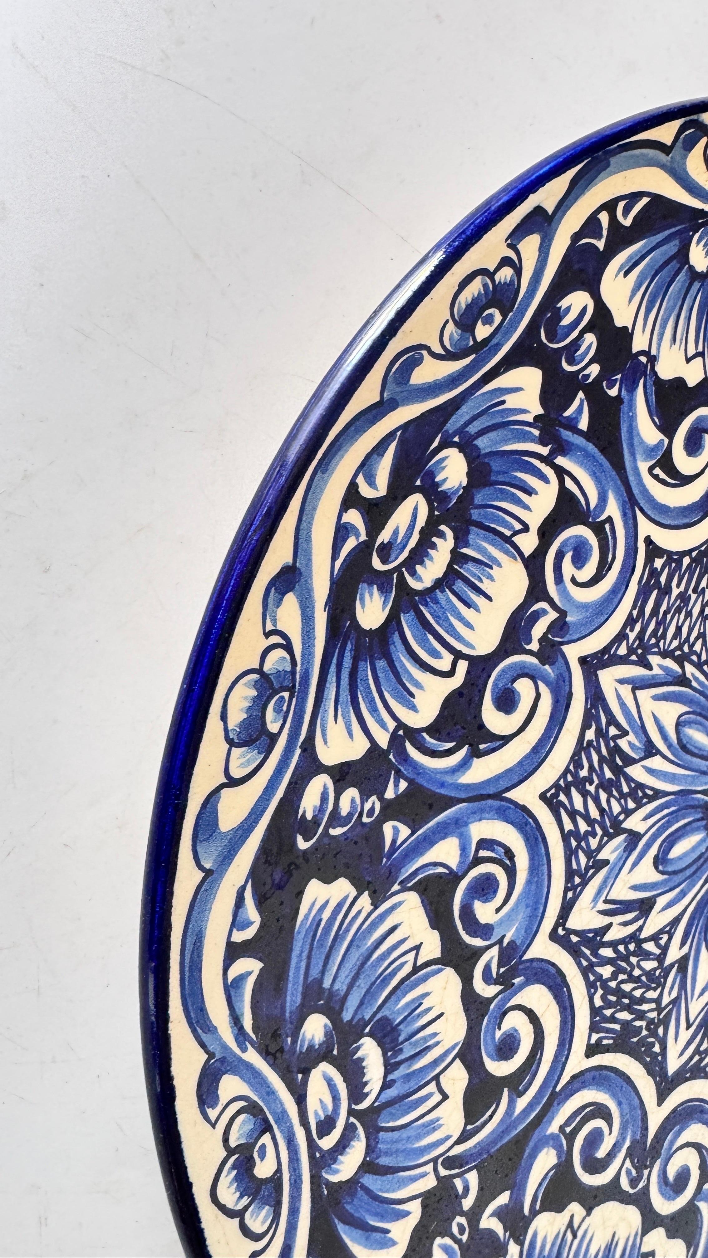 Grande piatto da portata in ceramica italiana, firmato, motivi floreali e botanici blu in vendita 1