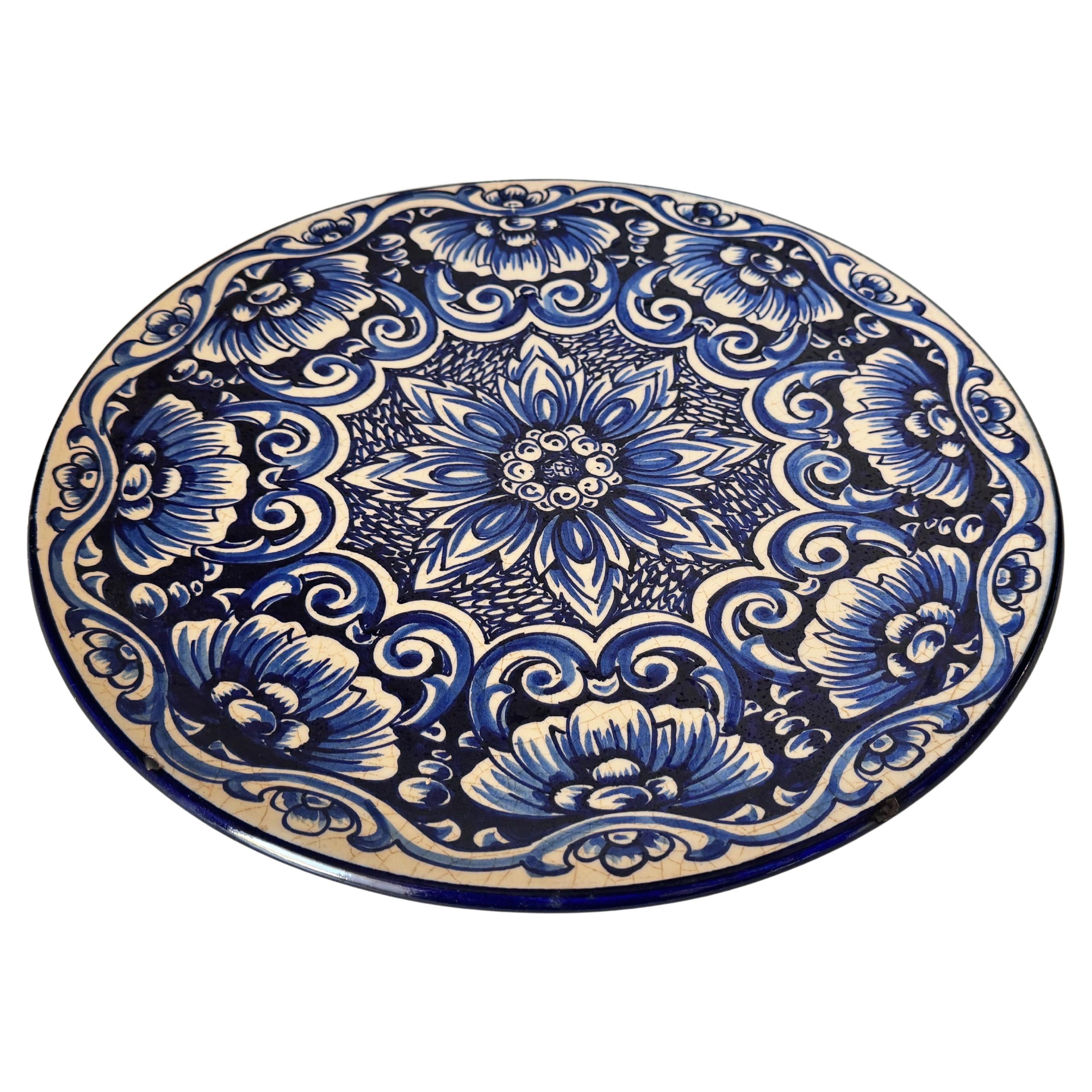 Gran fuente de cerámica italiana, firmada, motivos florales y botánicos azules