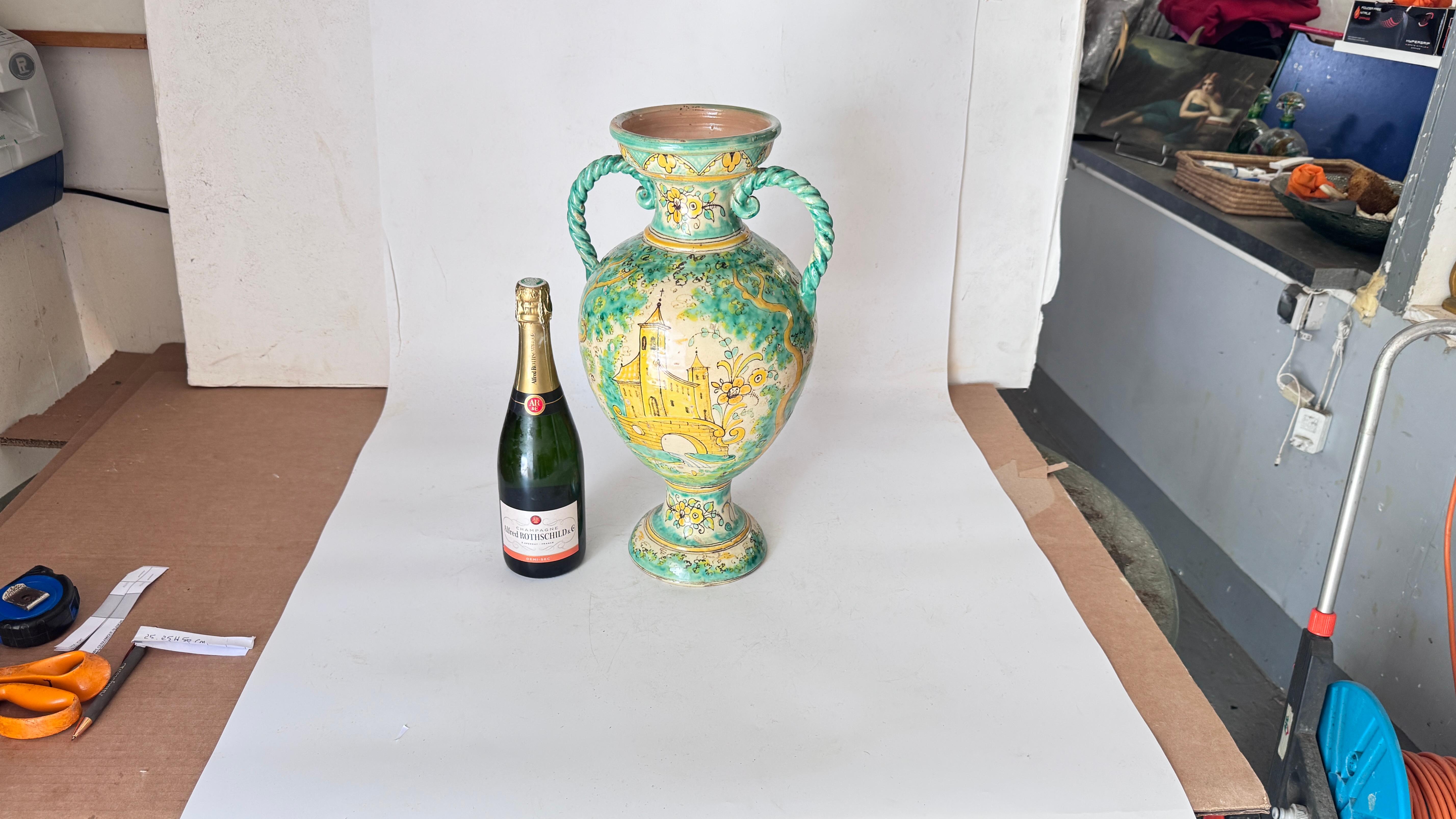 Gran Jarrón de Cerámica Italiana - Verde y Amarillo - Caballero a Caballo - Años 70

Descripción:
Se trata de un llamativo jarrón grande de cerámica fabricado en Italia en la década de 1970, que muestra una vibrante paleta de verdes y amarillos. Su