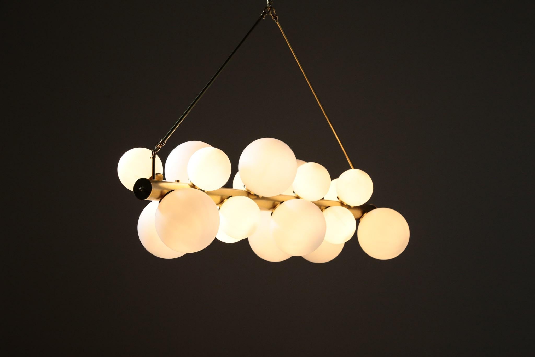 Grand lustre italien à 18 éclairages, verres opalin en vente 3
