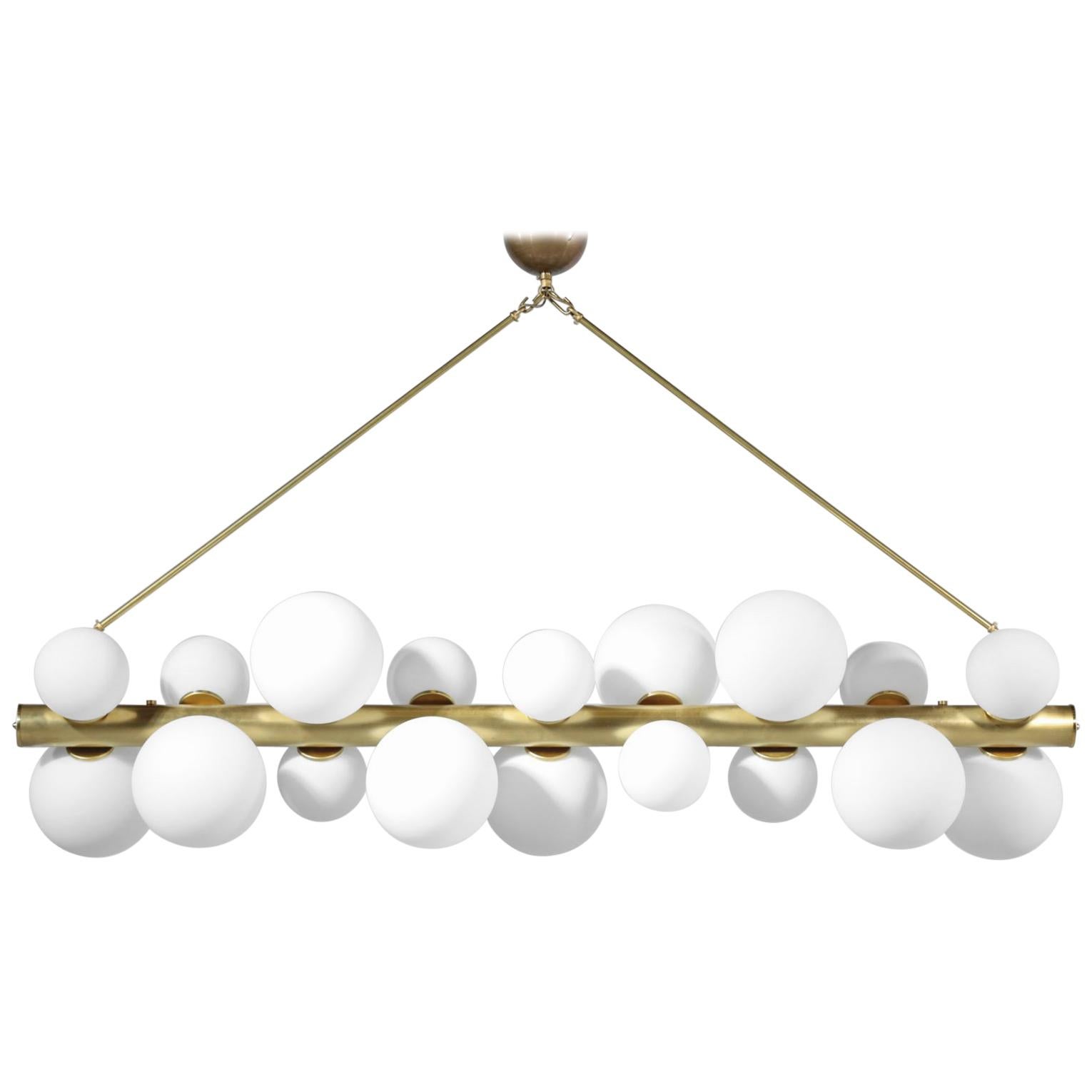Beau lustre moderne style Stilnovo, structure en laiton et alu avec lumière opaline. Composé de 18 globes.
Travail artisanal.
Ampoule E14.
Travail de grande qualité

Personnalisé sur demande.