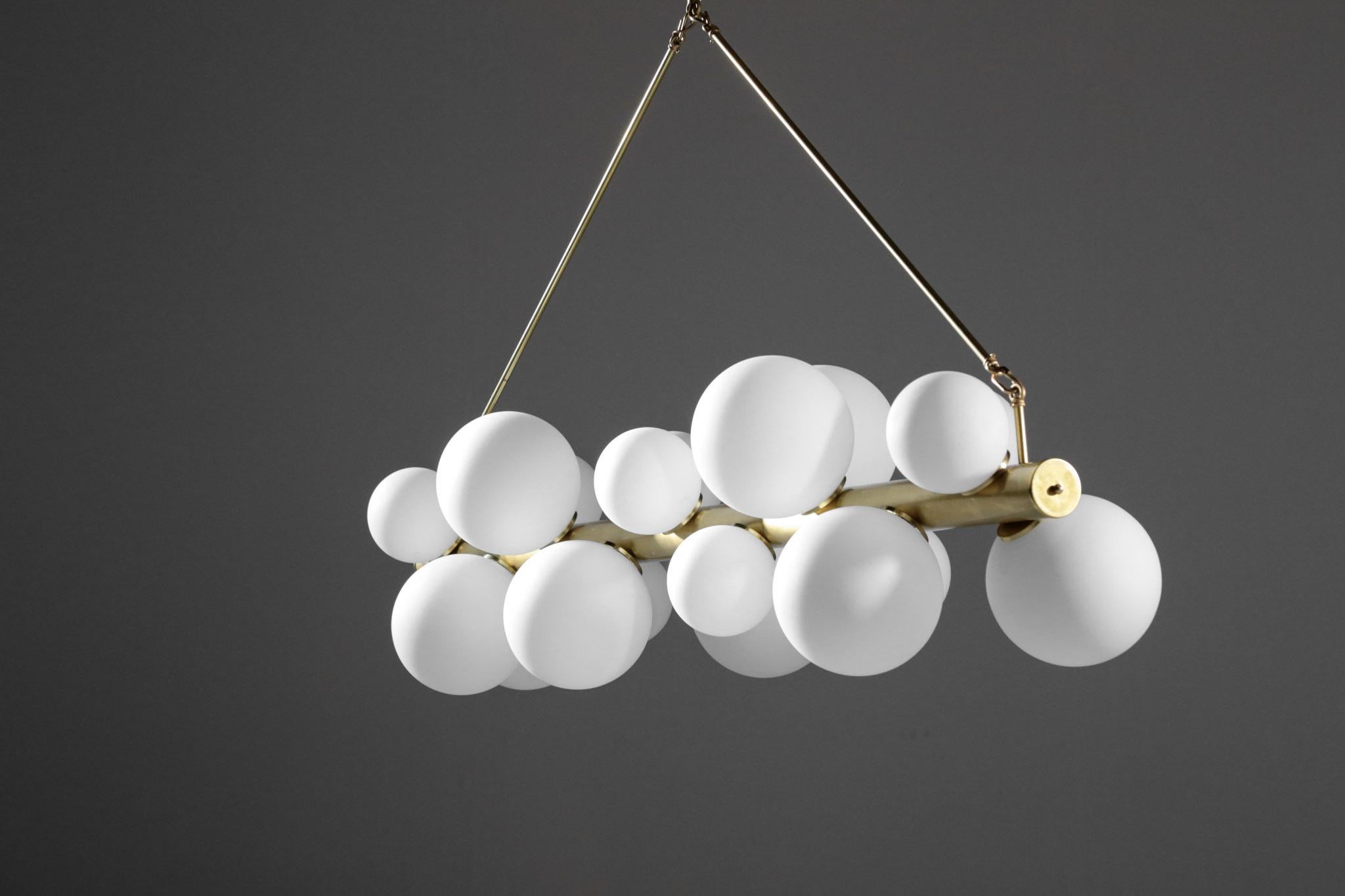 Européen Grand lustre italien à 18 éclairages, verres opalin en vente