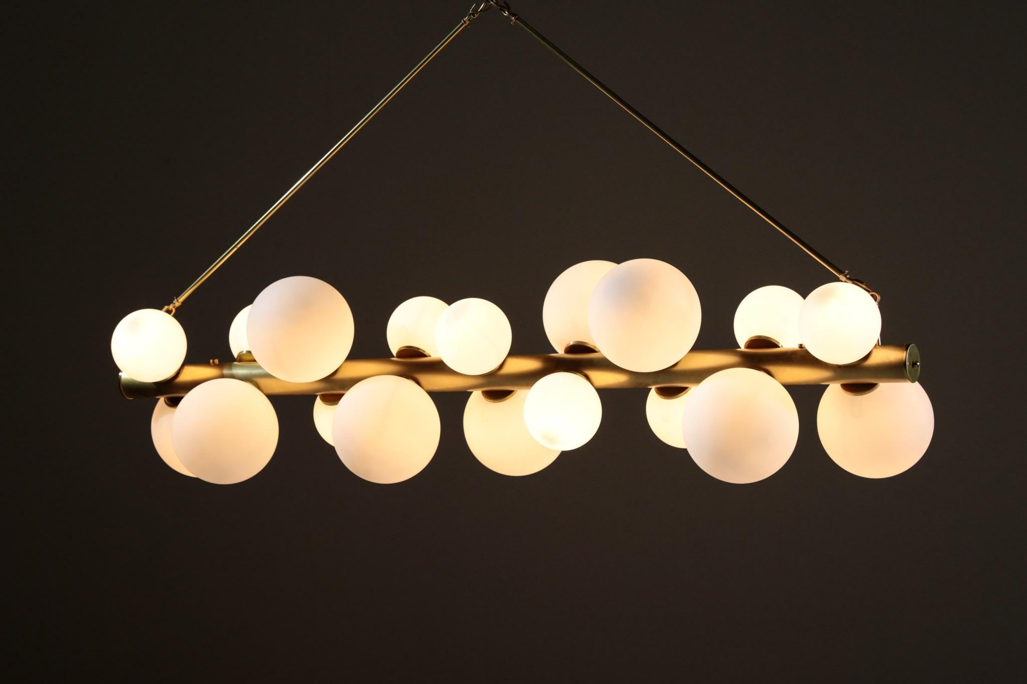 Grand lustre italien à 18 éclairages, verres opalin en vente 1