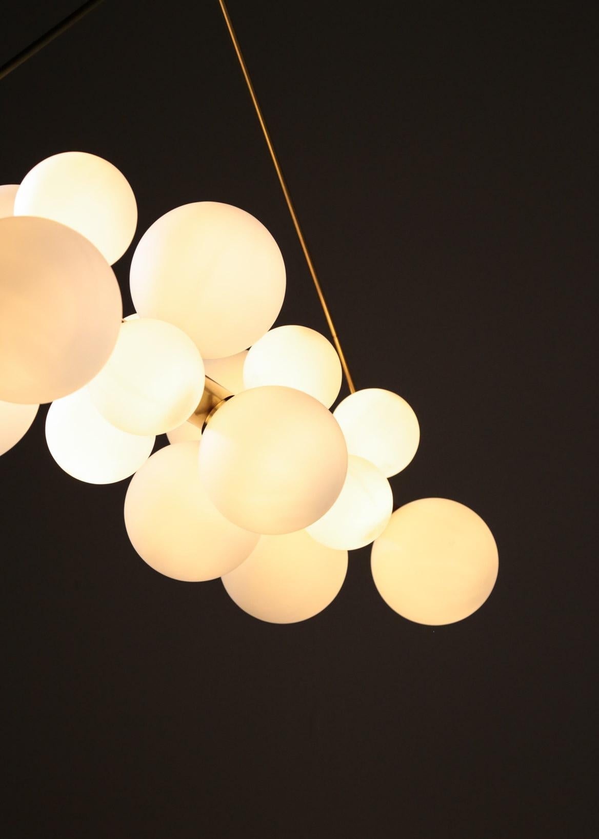 Grand lustre italien à 18 éclairages, verres opalin en vente 2