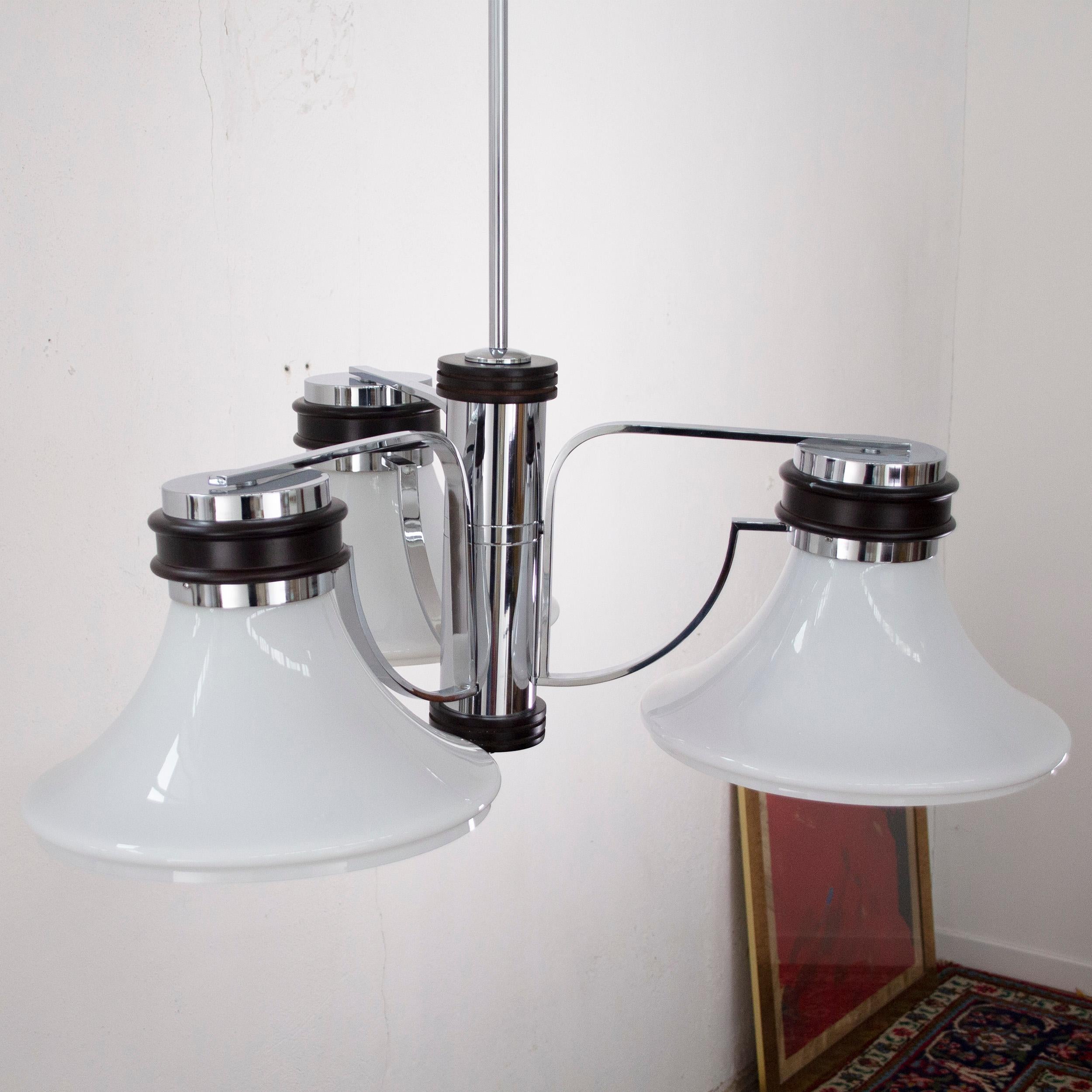 Grande lampadario italiano degli anni '70 in metallo cromato con lampada in vetro bianco opalino di Murano in vendita 3