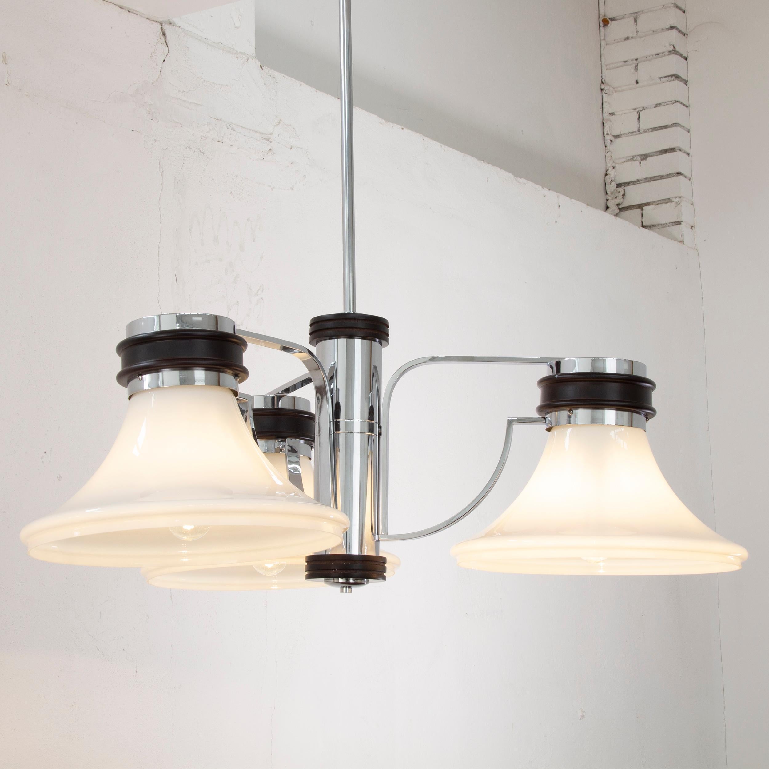 Grande lampadario italiano degli anni '70 in metallo cromato con lampada in vetro bianco opalino di Murano in vendita 4
