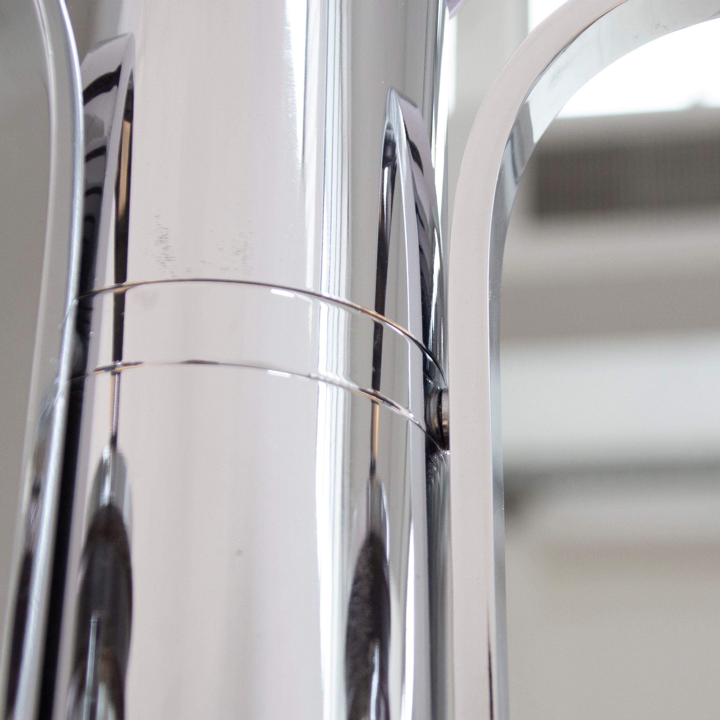 Grande lampadario italiano degli anni '70 in metallo cromato con lampada in vetro bianco opalino di Murano in vendita 5