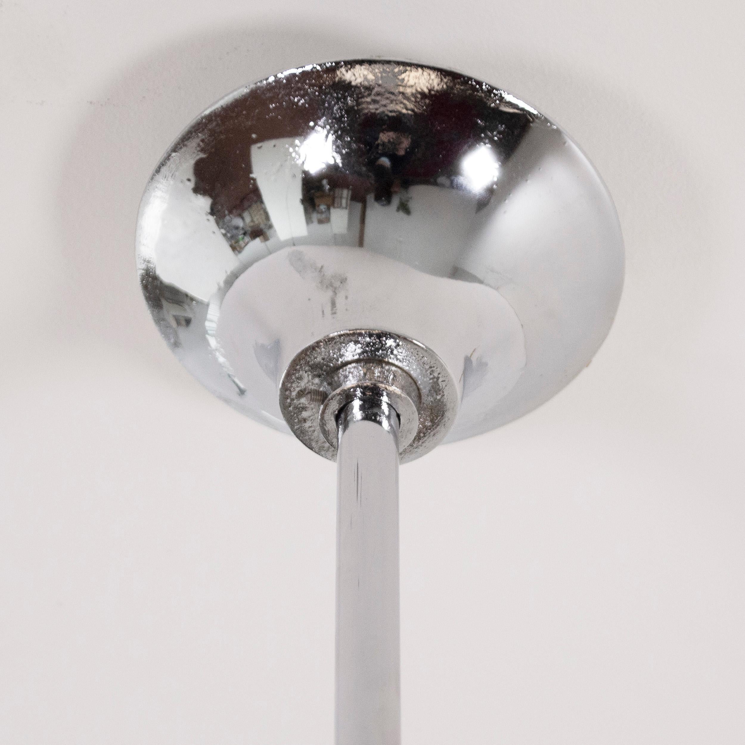 Grande lampadario italiano degli anni '70 in metallo cromato con lampada in vetro bianco opalino di Murano in vendita 6