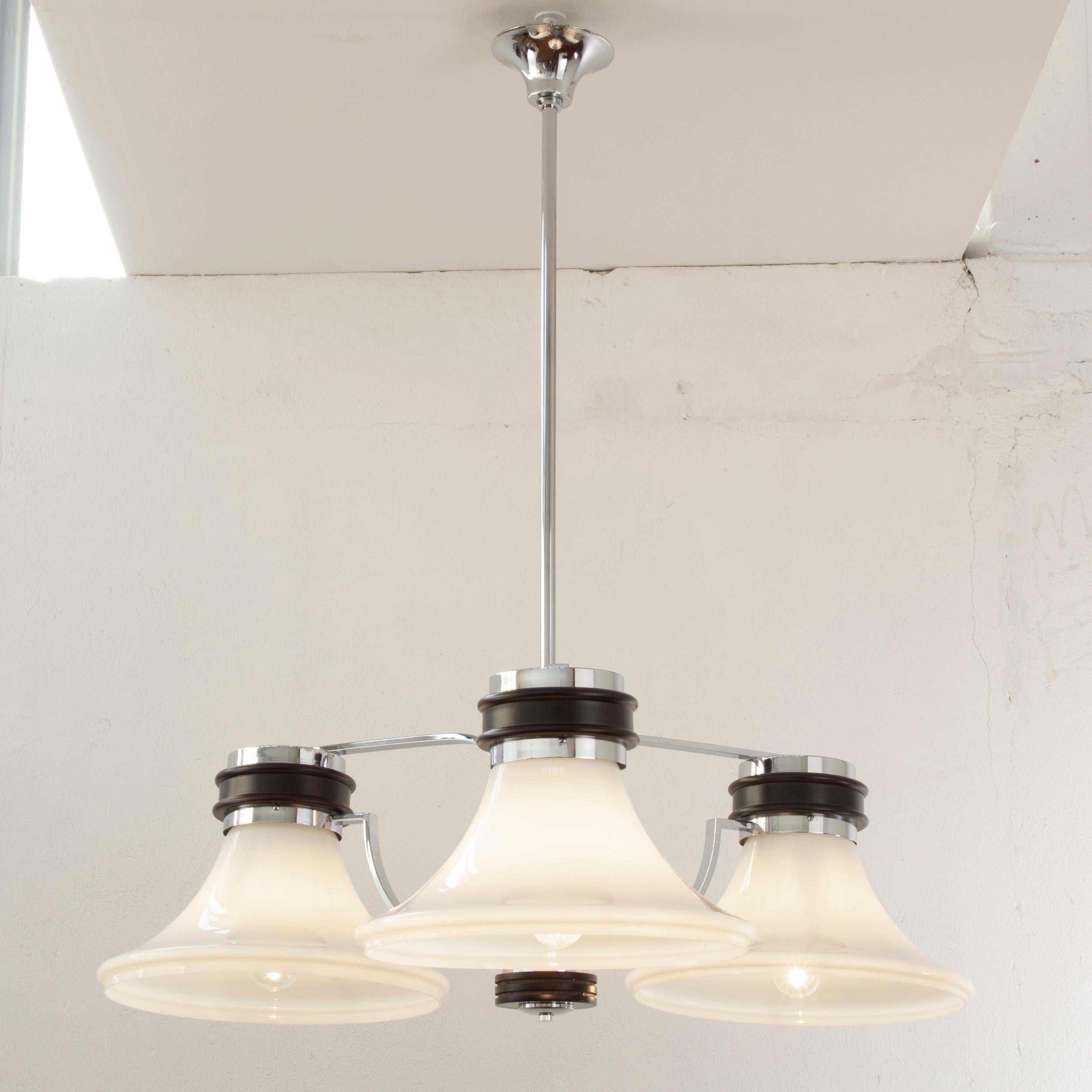 Space Age Grande lampadario italiano degli anni '70 in metallo cromato con lampada in vetro bianco opalino di Murano in vendita