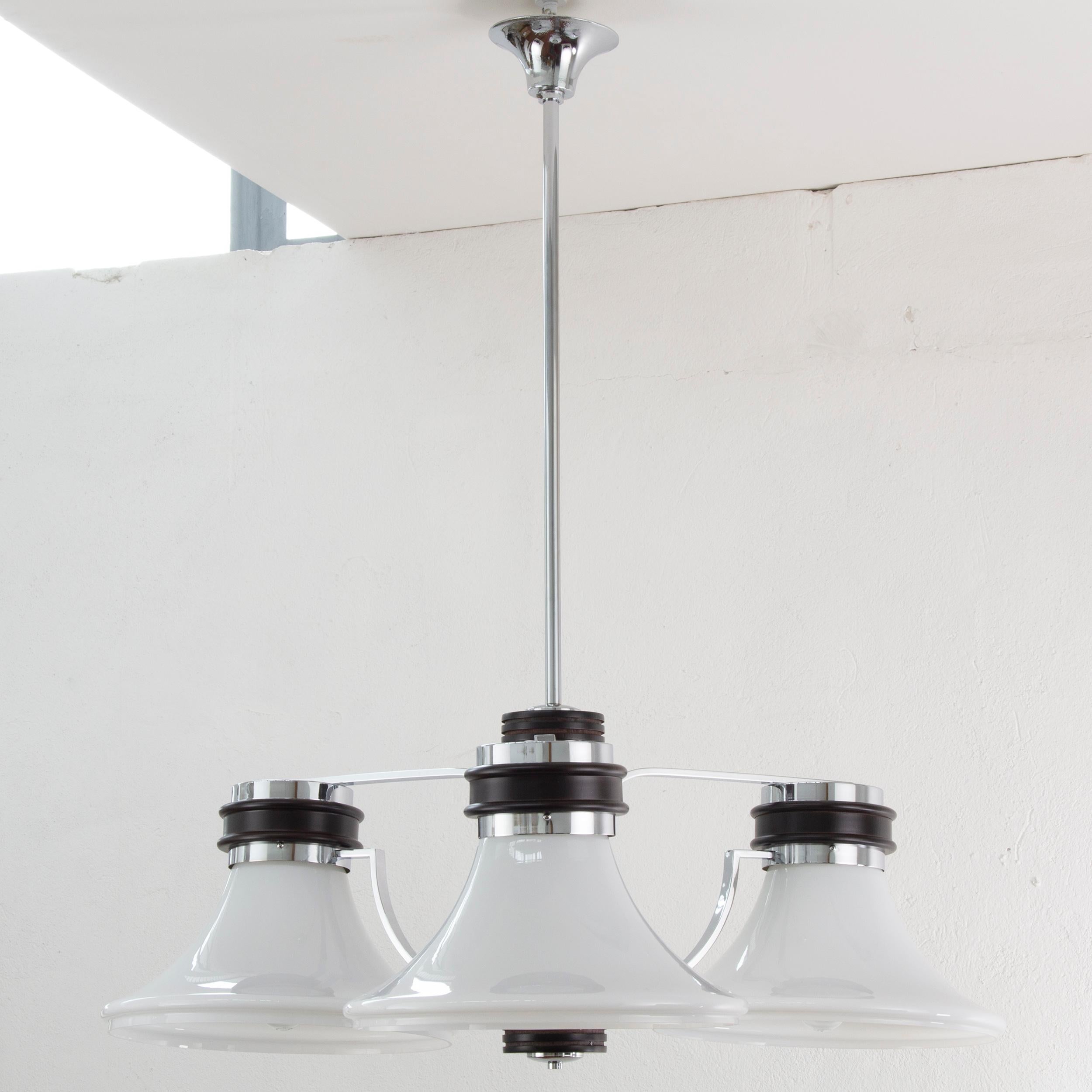 Italiano Grande lampadario italiano degli anni '70 in metallo cromato con lampada in vetro bianco opalino di Murano in vendita