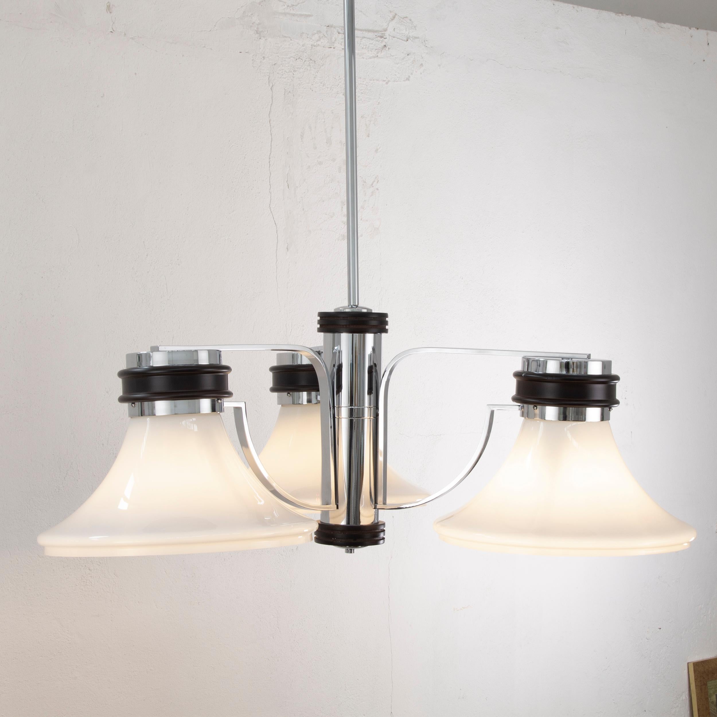 Grande lampadario italiano degli anni '70 in metallo cromato con lampada in vetro bianco opalino di Murano In condizioni buone in vendita a Venezia, IT