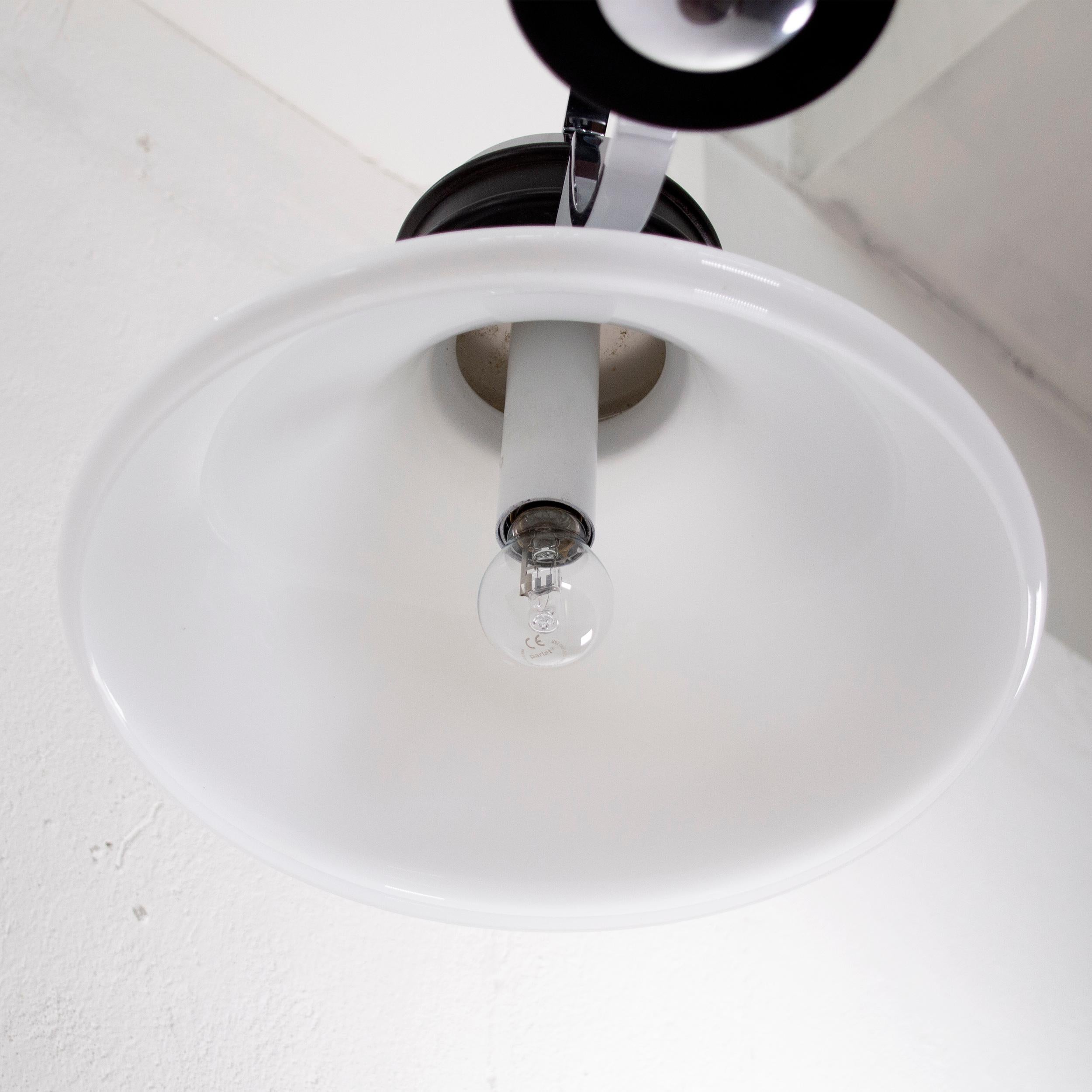 XX secolo Grande lampadario italiano degli anni '70 in metallo cromato con lampada in vetro bianco opalino di Murano in vendita