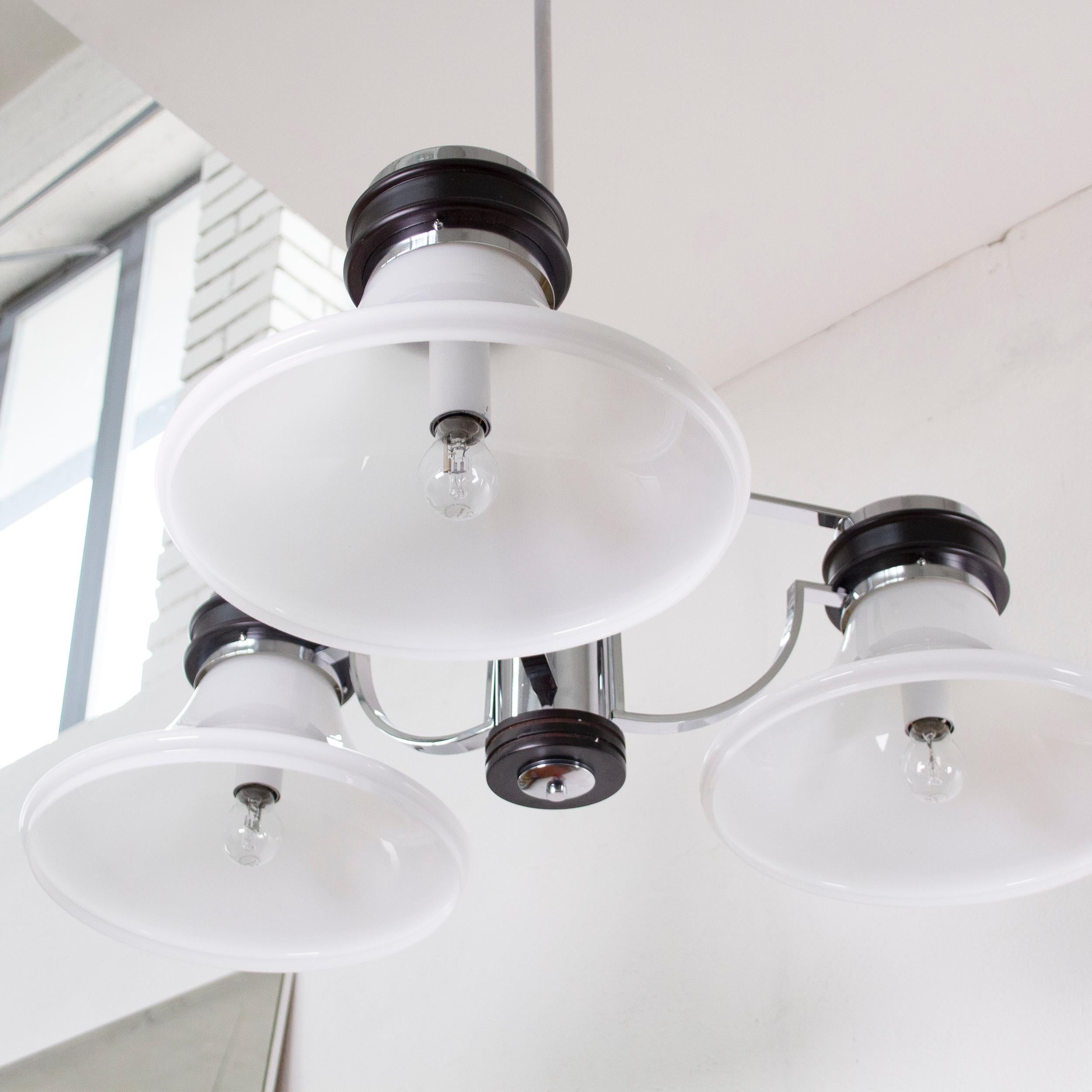 Ottone Grande lampadario italiano degli anni '70 in metallo cromato con lampada in vetro bianco opalino di Murano in vendita