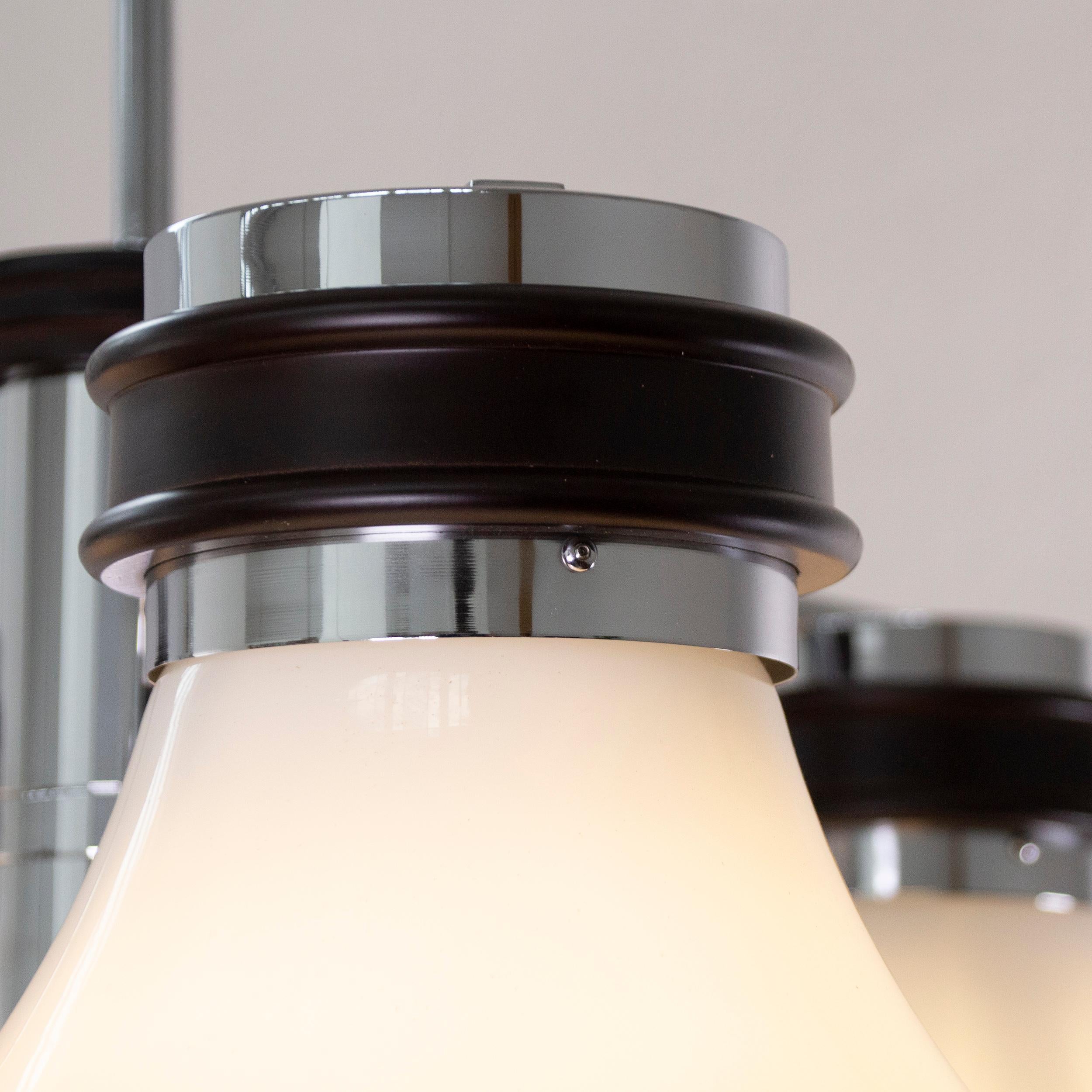 Grande lampadario italiano degli anni '70 in metallo cromato con lampada in vetro bianco opalino di Murano in vendita 1