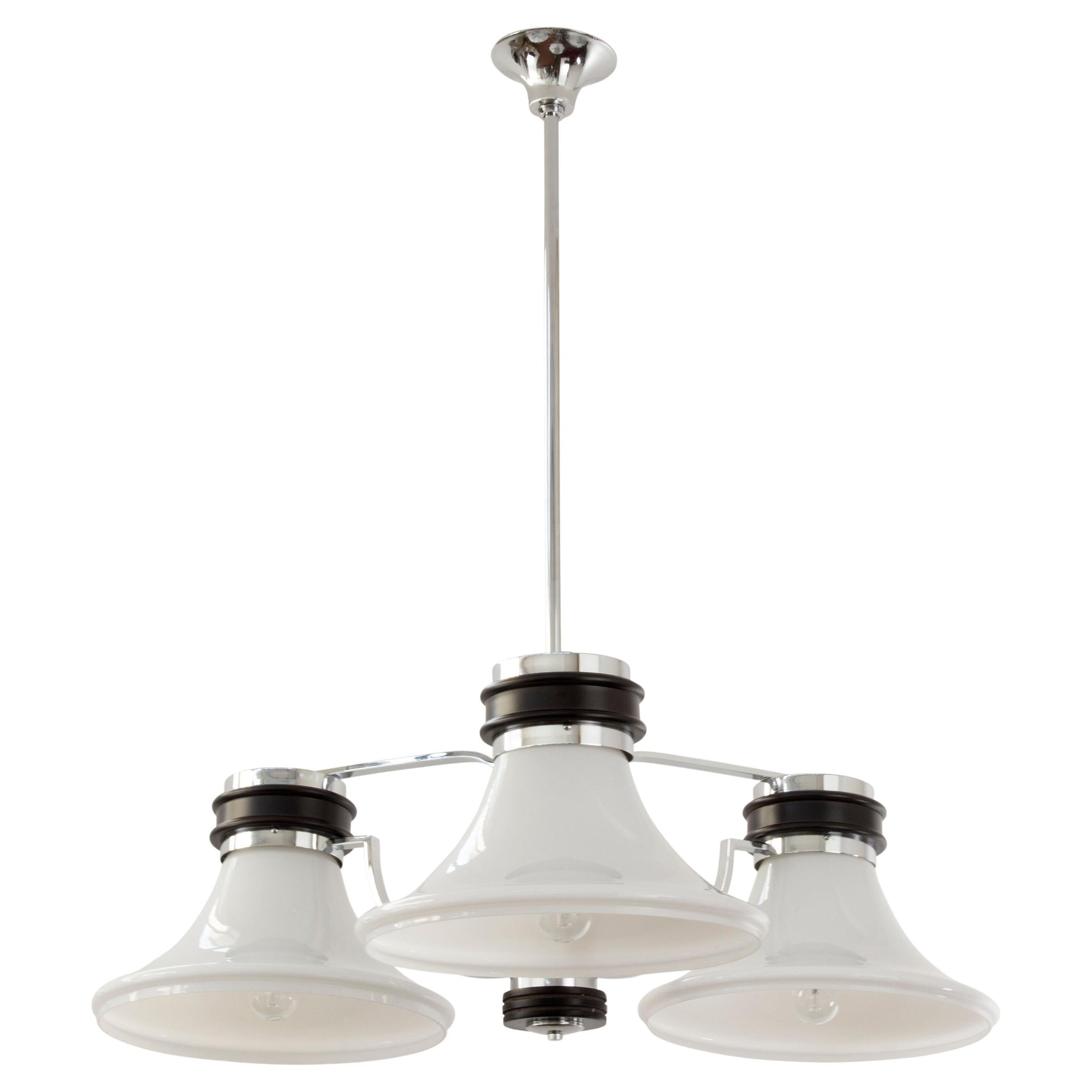 Grande lampadario italiano degli anni '70 in metallo cromato con lampada in vetro bianco opalino di Murano