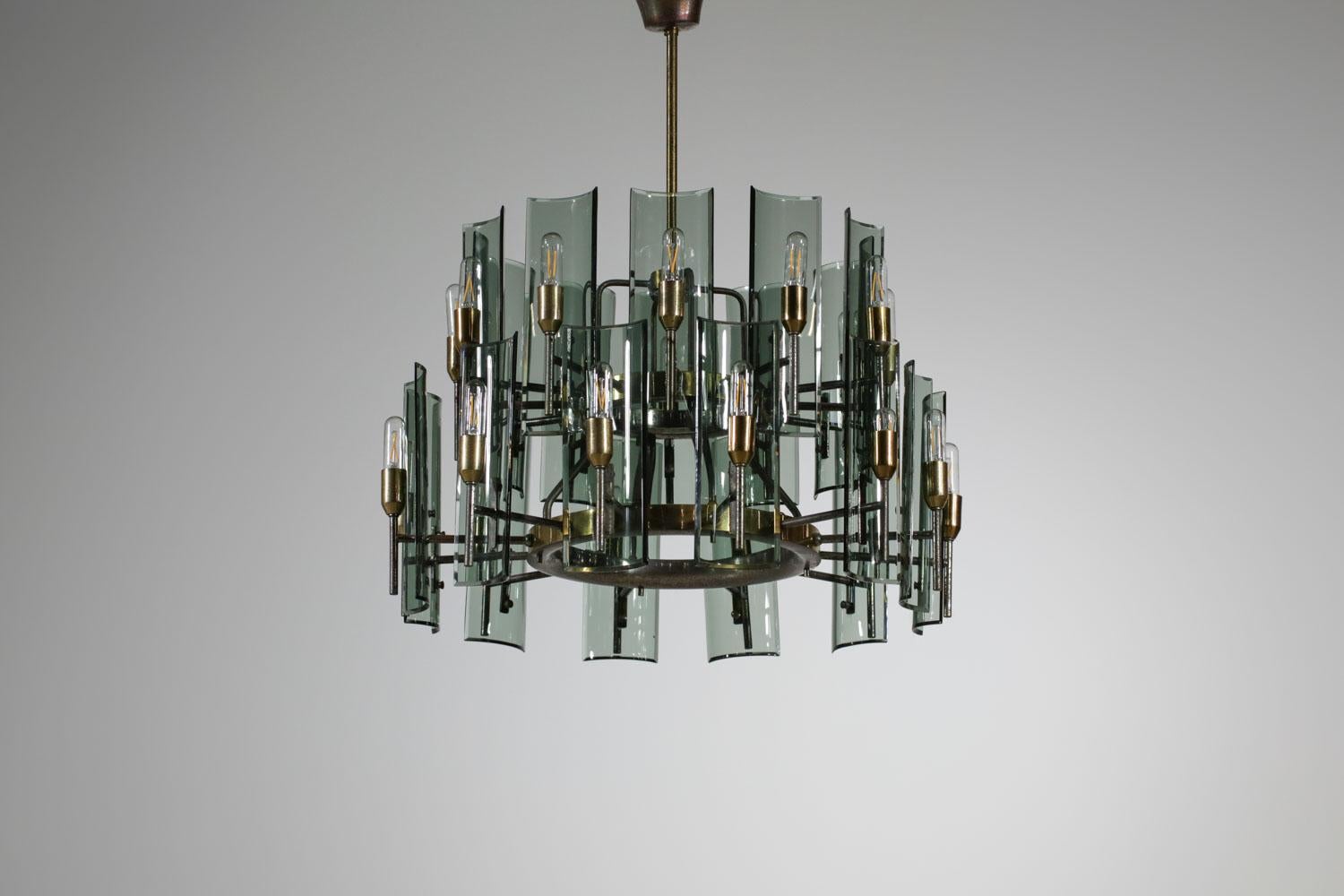 Large Italian chandelier of the 50s. Brass structure and smoked glass diffusers (24 in total) arranged in two rows. Very nice vintage condition, original electrical system, possibility of repair on request. Recommended LED bulbs type E14. 