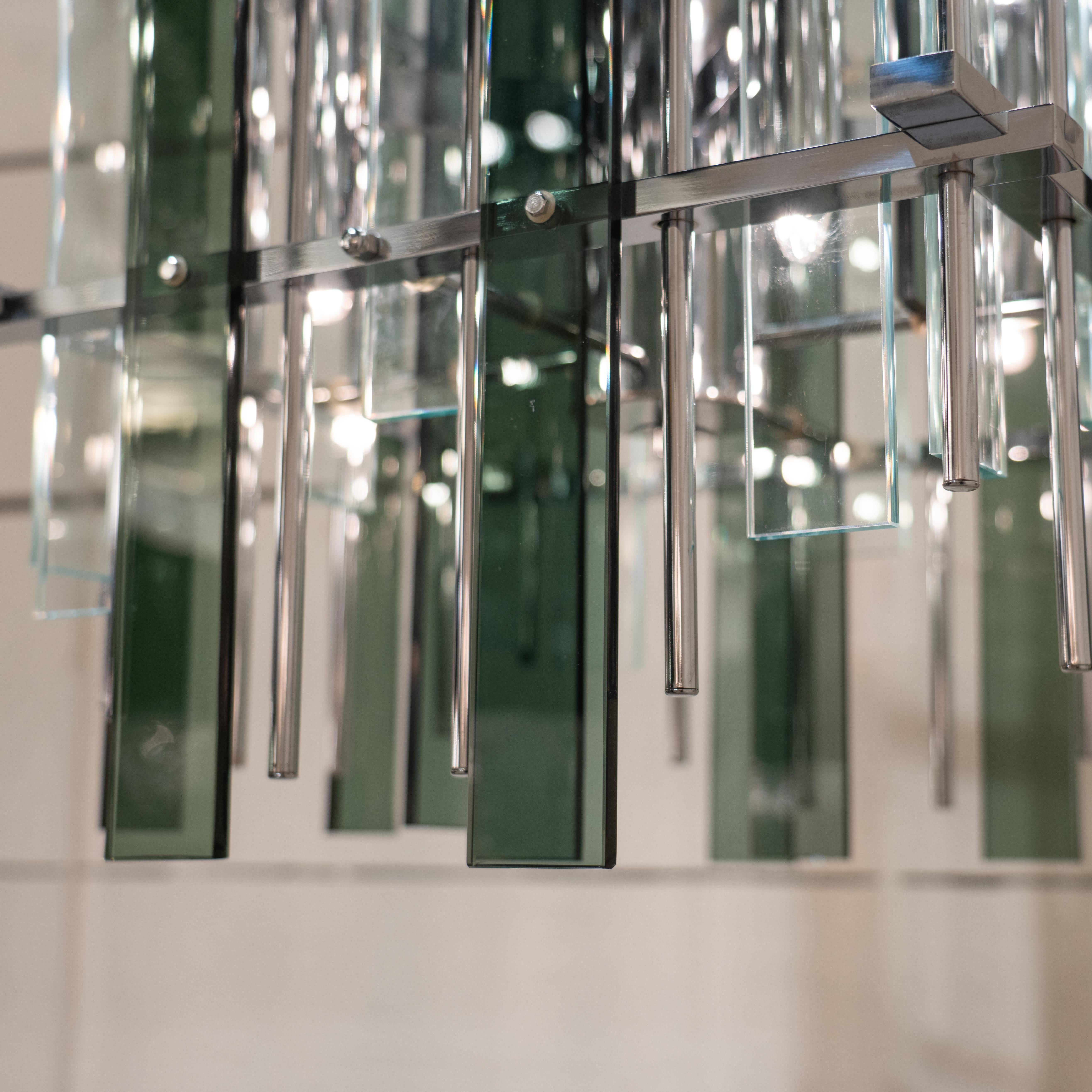 Italiano Large Italian chandelier of the 70s in vendita