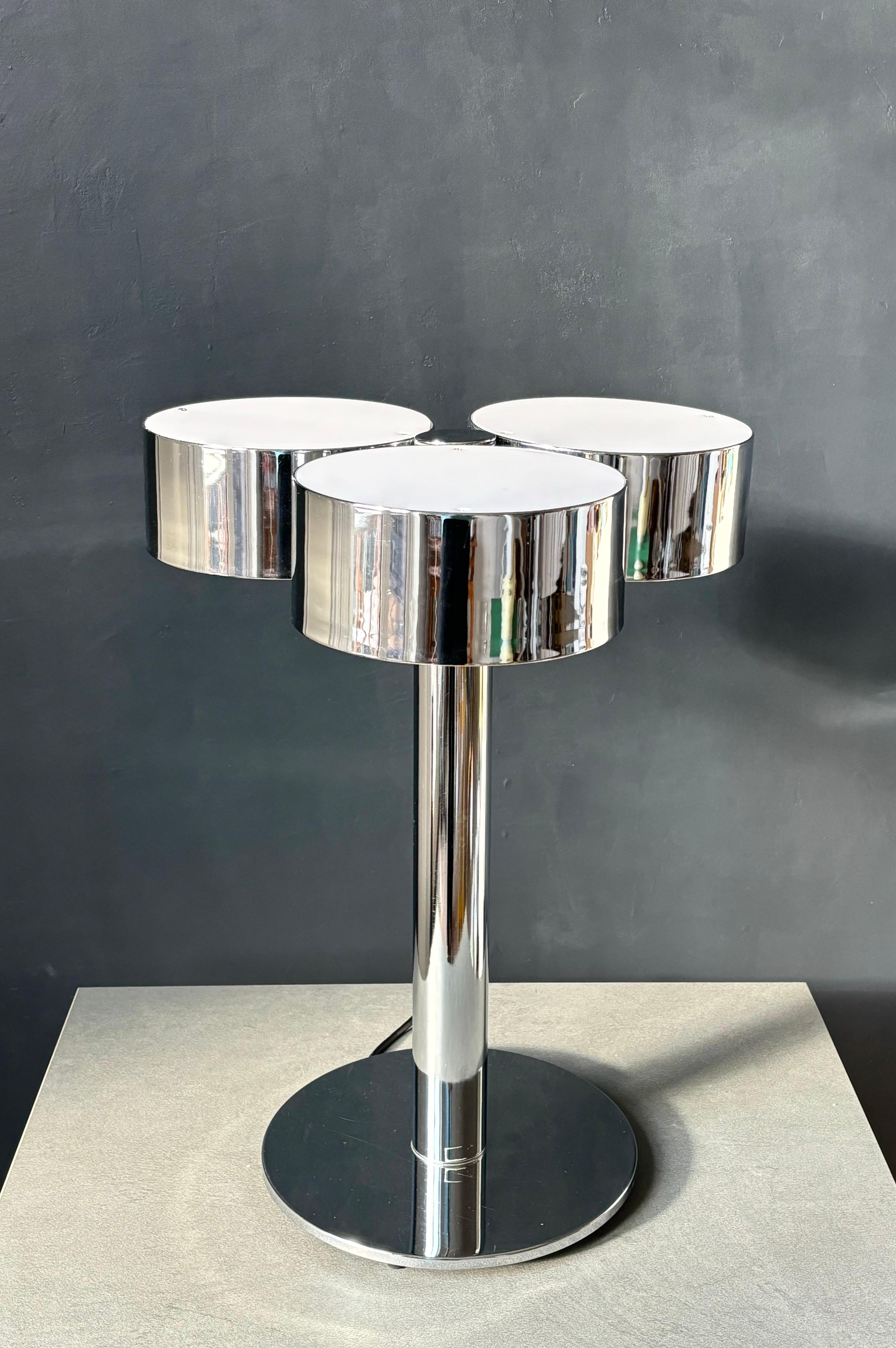 Large Italian 1970s Chrome Art Deco Style Table Lamp For Sale 4