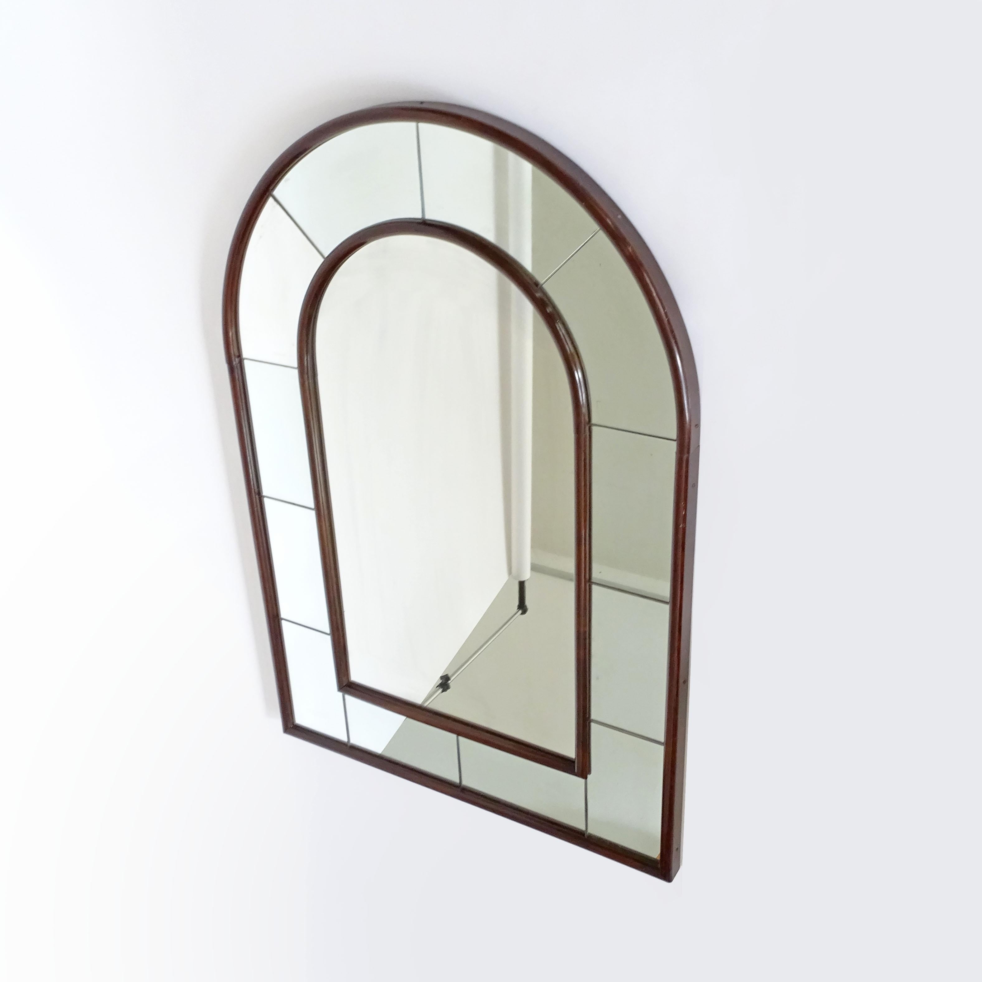 Italiano Grande specchio da parete ad arco rotondo in stile Art&Deco classico italiano con cornice in legno, anni '30 in vendita