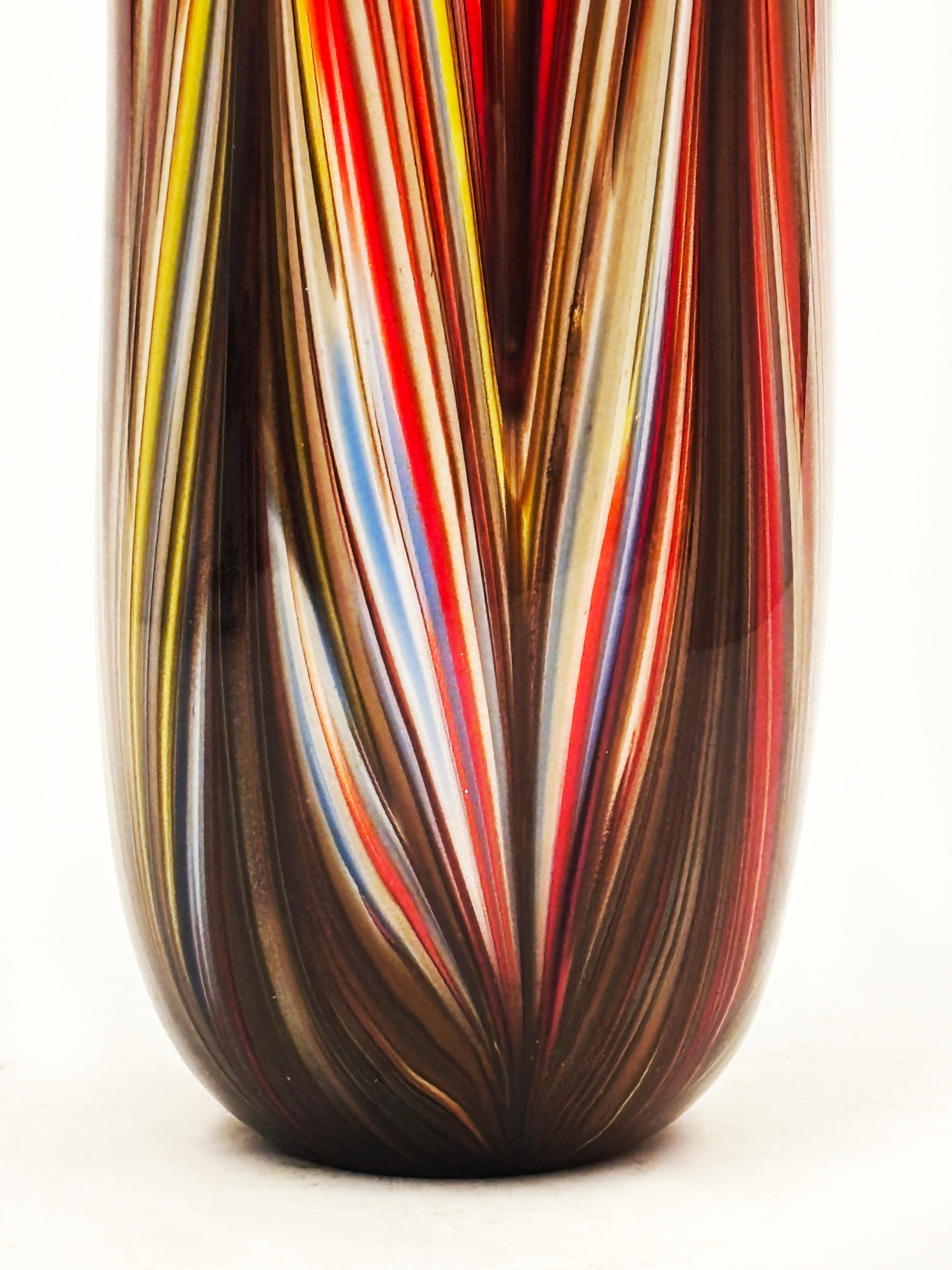 Diese atemberaubende zeitgenössische Murano-Vase ist ein absoluter Hingucker. Dies ist eines dieser einzigartigen Stücke, das bei seiner Ankunft eine zusätzliche Überraschung bietet, weil es in natura so beeindruckend ist.

Stellen Sie sich ein
