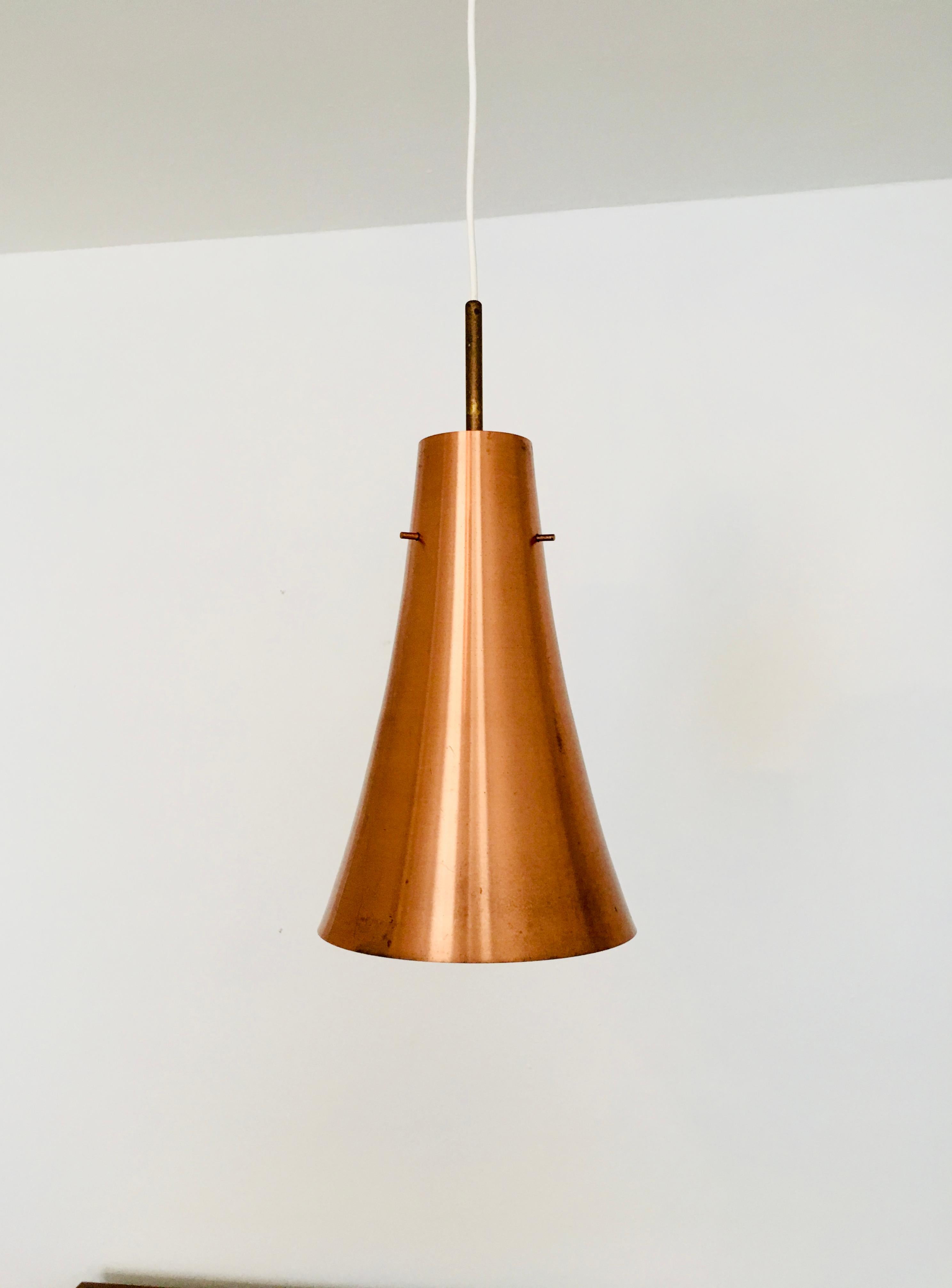 Una bellissima lampada in rame a forma di tromba degli anni '50.
Il rame crea una luce molto calda che trasmette un forte senso di sicurezza.
Un'ottima e solida fattura e un vero colpo d'occhio per qualsiasi casa.
Ci sono in totale 6 lampade, ognuna