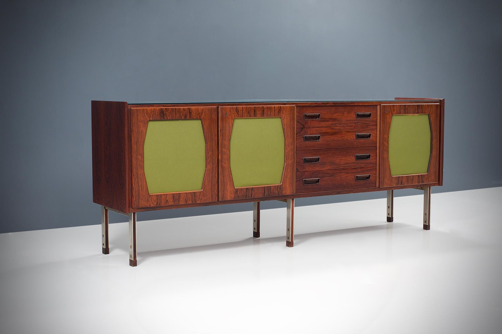 This sideboard is truly magnificent. The combination of materials and colors, is very well chosen. The rosewood is by far the most present with a very strong grain and very dark of color. The green of the felt is a pleasant and gives the sideboard a