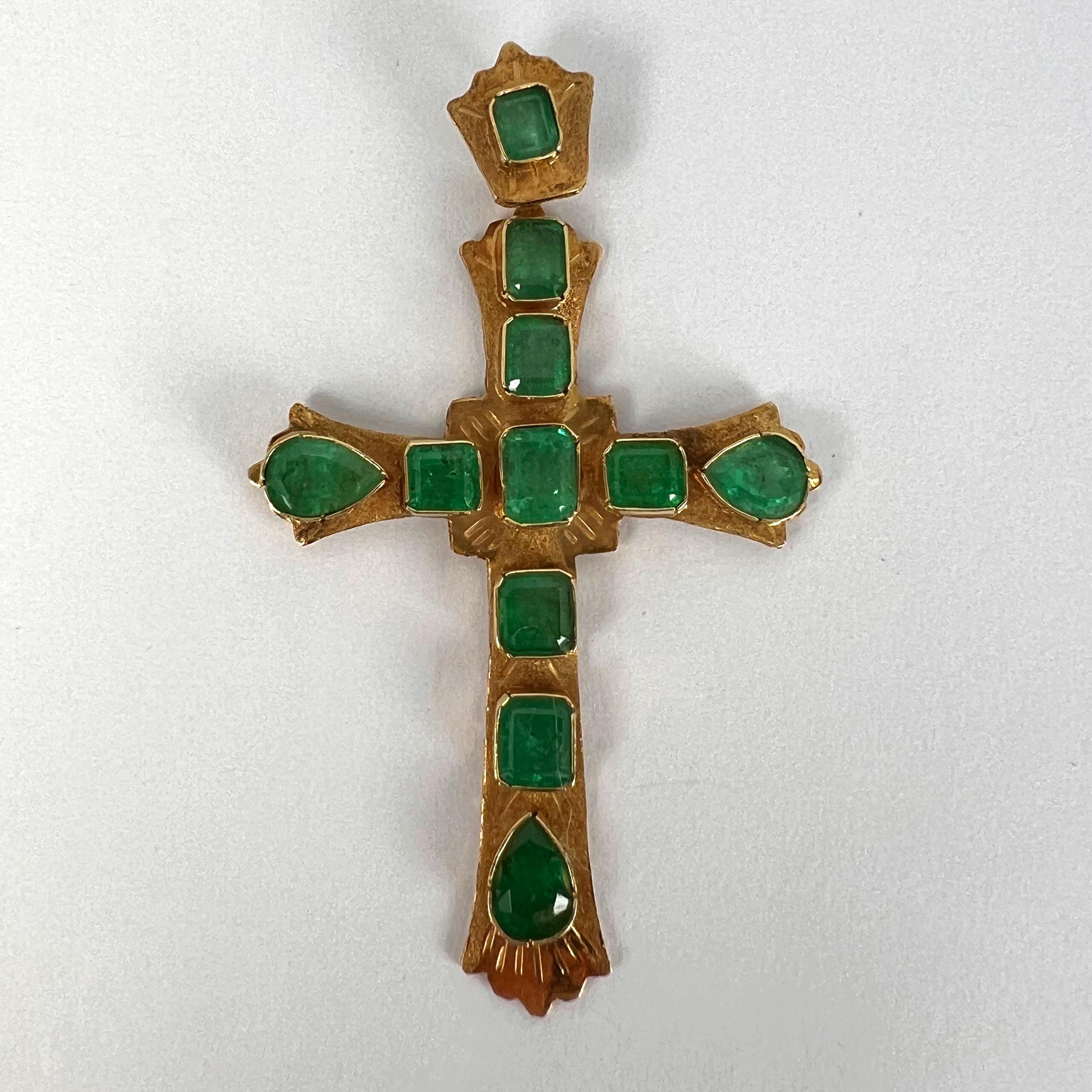 Großer italienischer Kreuz-Anhänger aus 18 Karat Gelbgold mit Smaragd 5