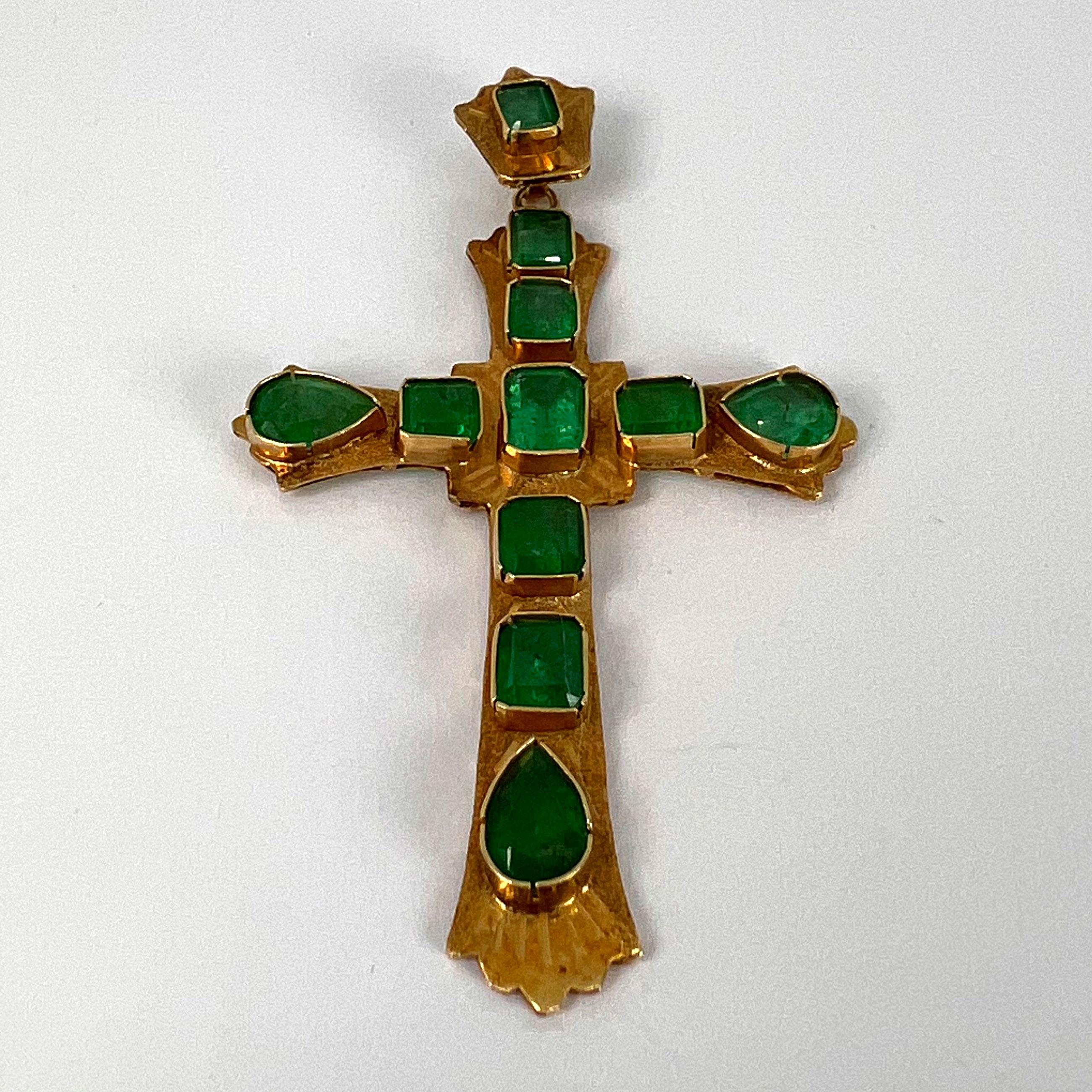 Großer italienischer Kreuz-Anhänger aus 18 Karat Gelbgold mit Smaragd 6