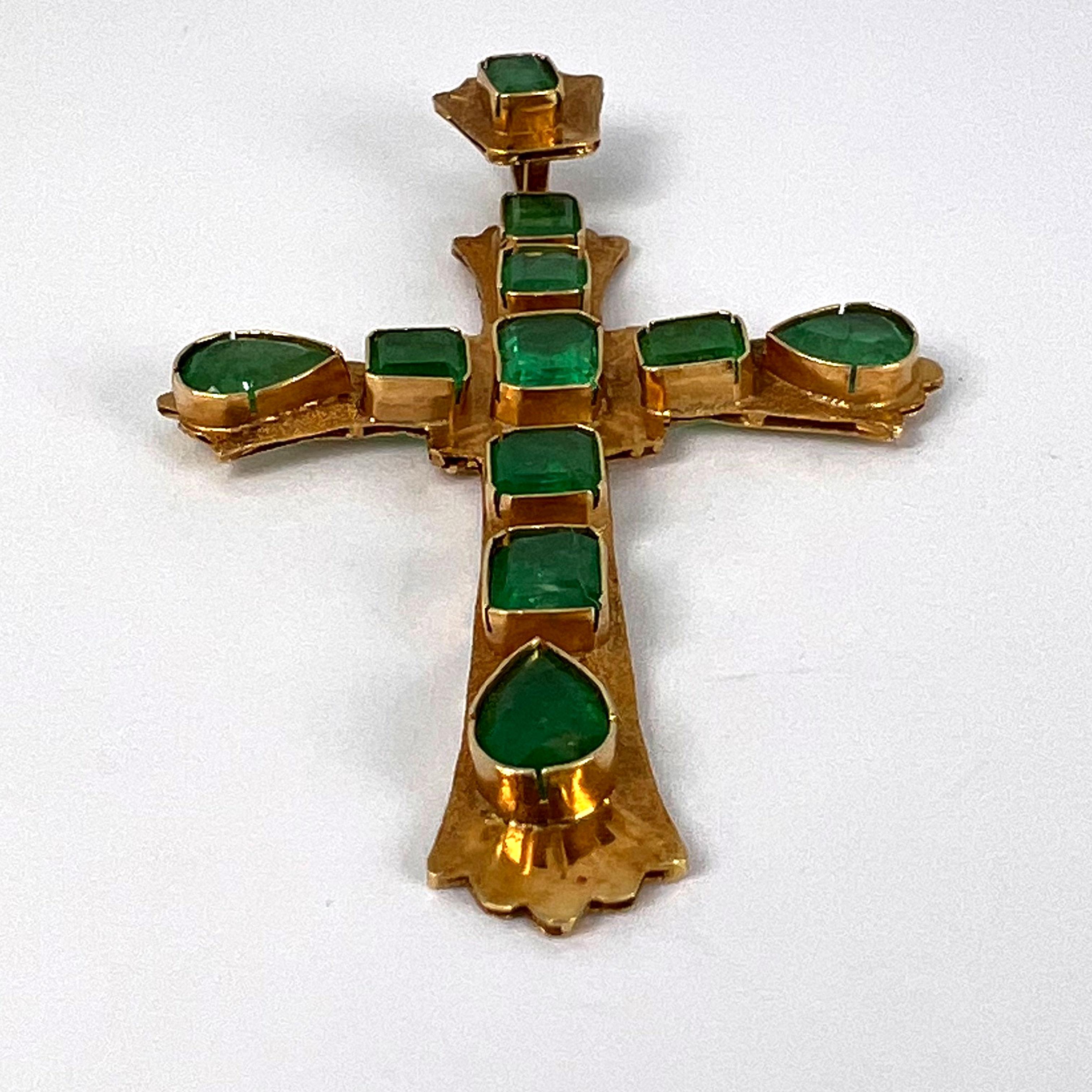 Großer italienischer Kreuz-Anhänger aus 18 Karat Gelbgold mit Smaragd 7