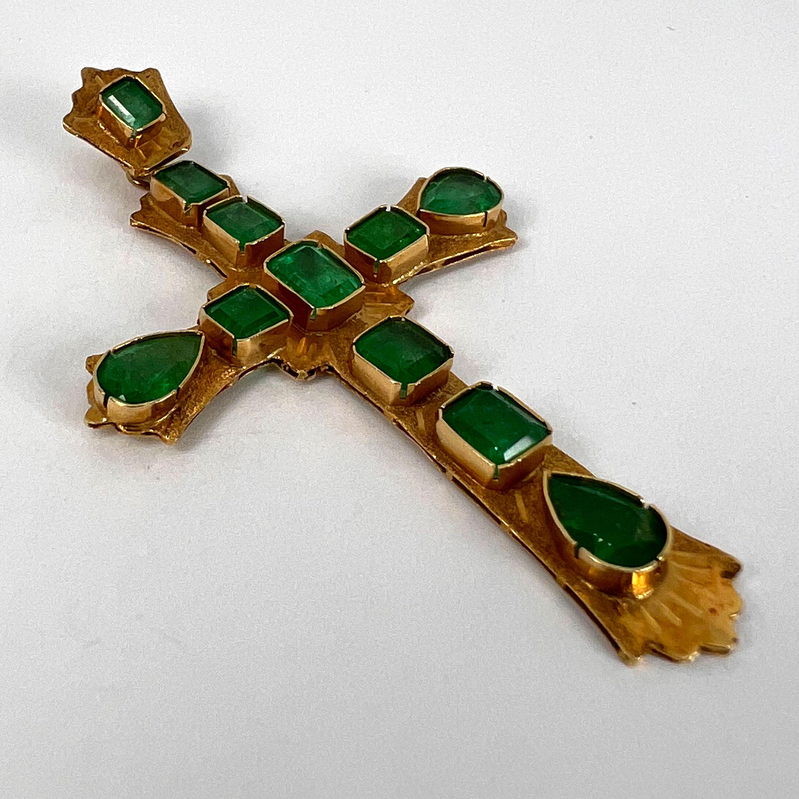 Großer italienischer Kreuz-Anhänger aus 18 Karat Gelbgold mit Smaragd 8