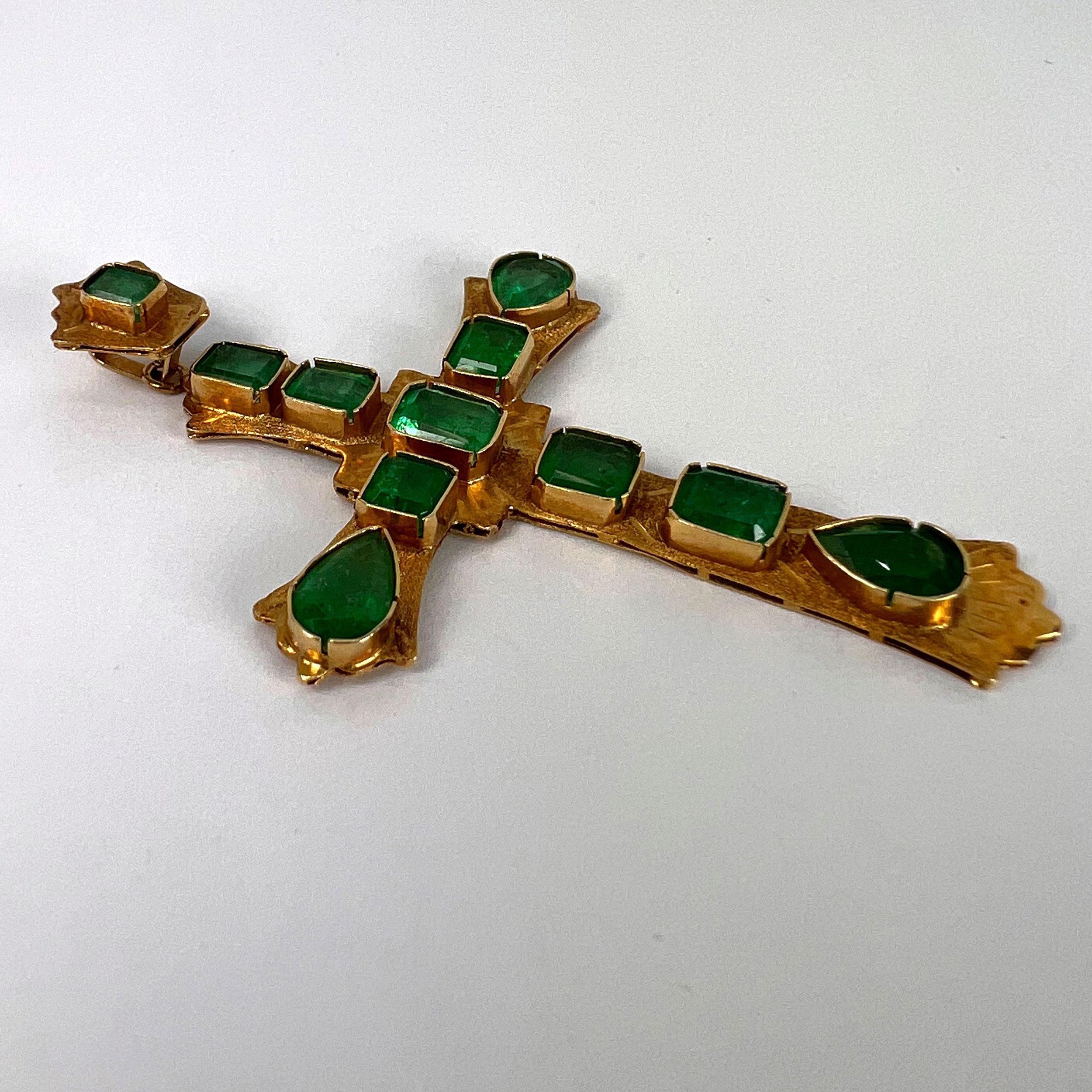 Großer italienischer Kreuz-Anhänger aus 18 Karat Gelbgold mit Smaragd 9