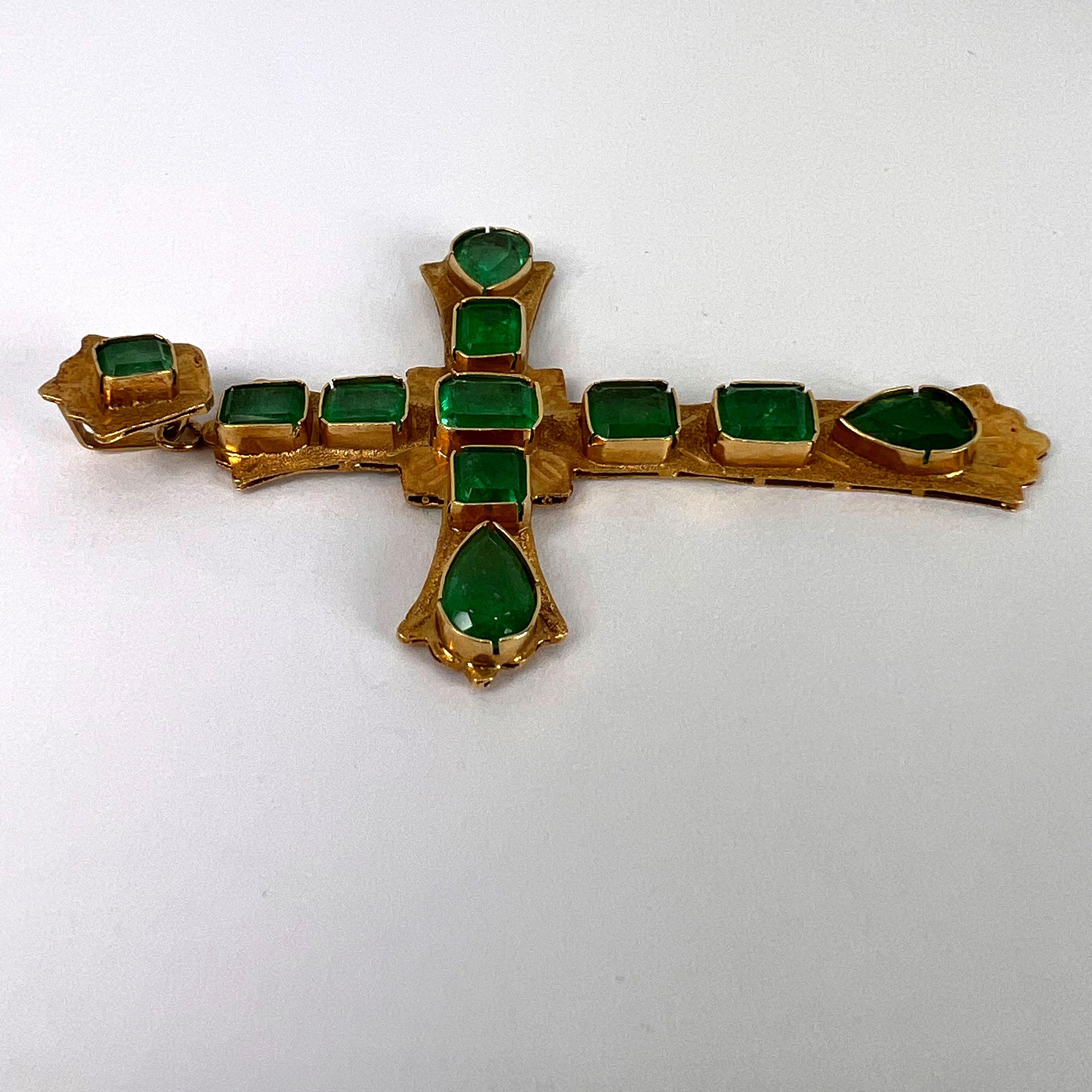 Großer italienischer Kreuz-Anhänger aus 18 Karat Gelbgold mit Smaragd 10